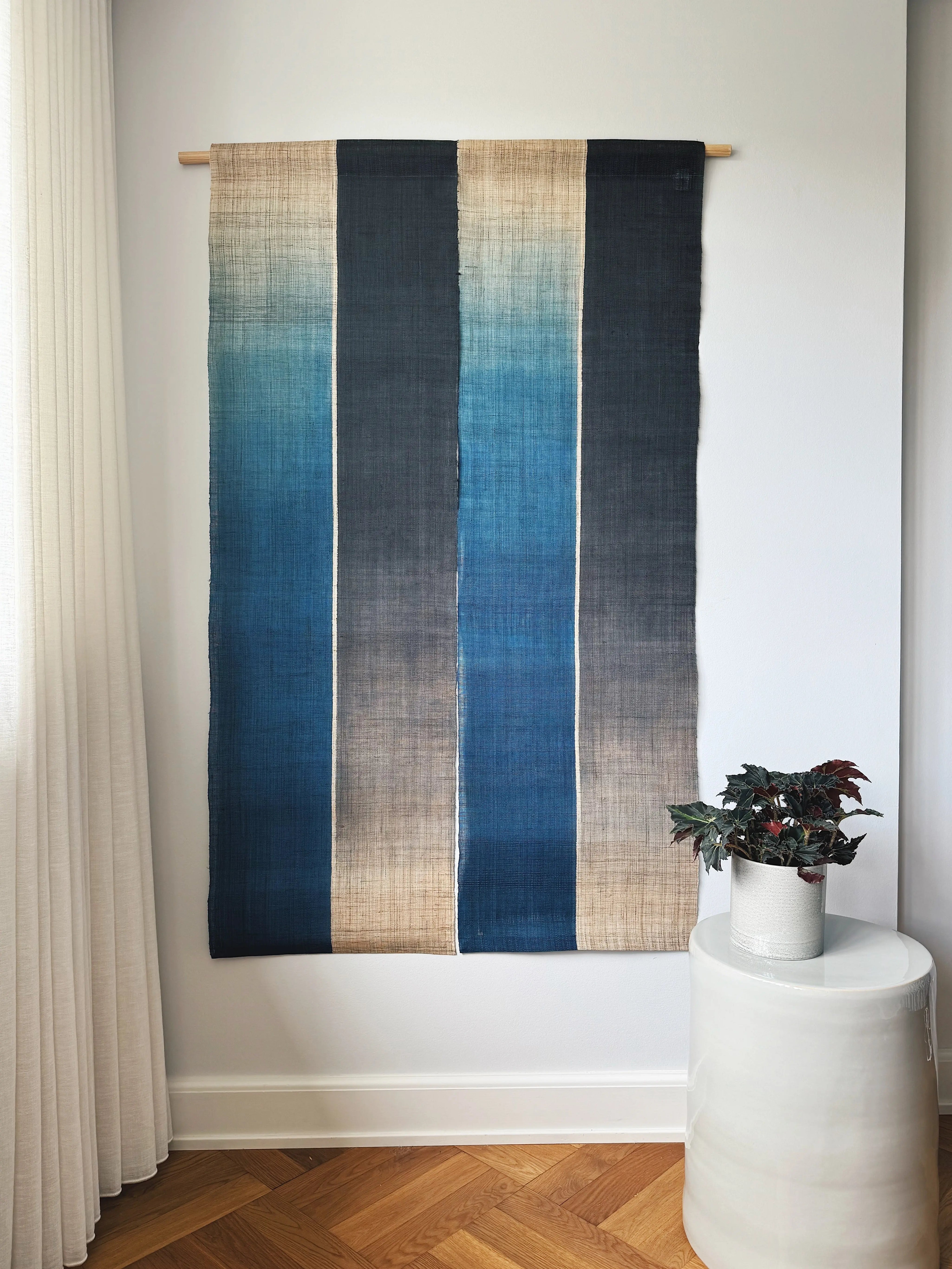 Japansk Vægtæppe i Hamp med Ophæng | Stribet i Blå & Natur | 150 × 88 cm Studio Hafnia