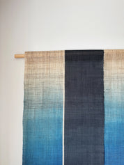 Japansk Vægtæppe i Hamp med Ophæng | Stribet i Blå & Natur | 150 × 88 cm Studio Hafnia