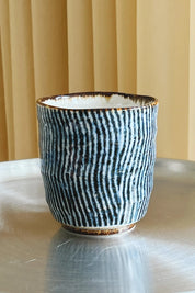 Japansk blå/hvid stribet krus i organisk form i keramik Studio Hafnia