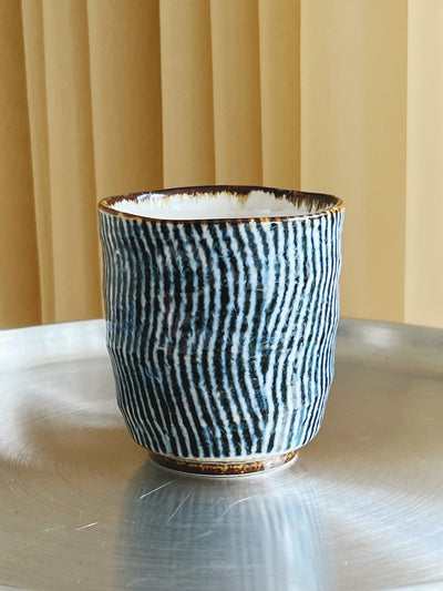 Japansk blå/hvid stribet krus i organisk form i keramik Studio Hafnia
