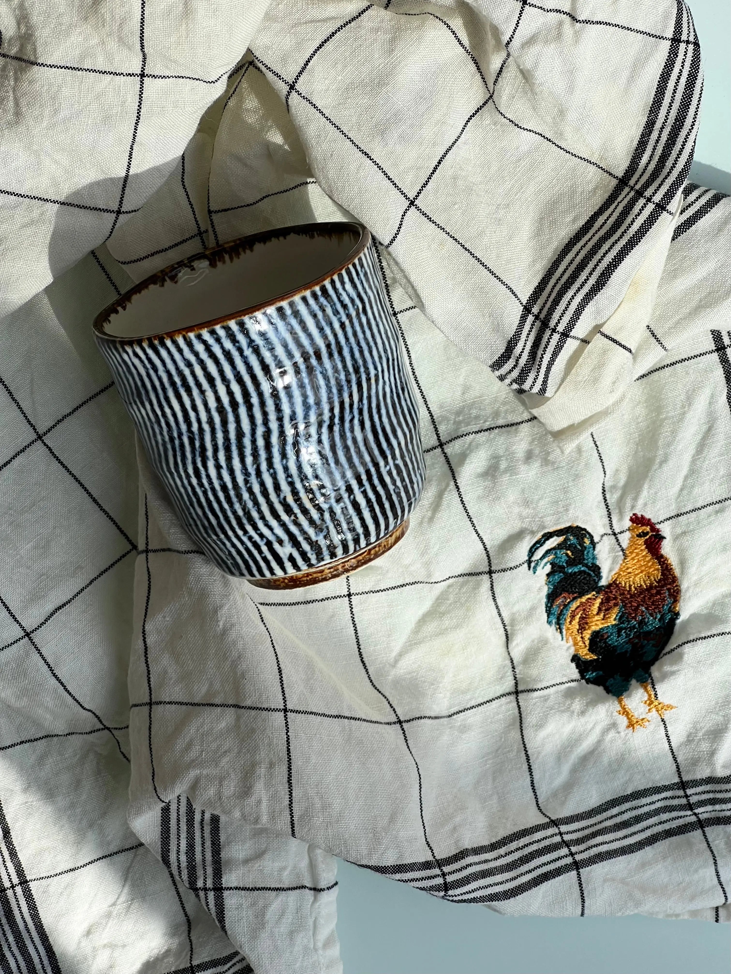 hvid stribet krus i organisk form i keramik Studio Hafnia