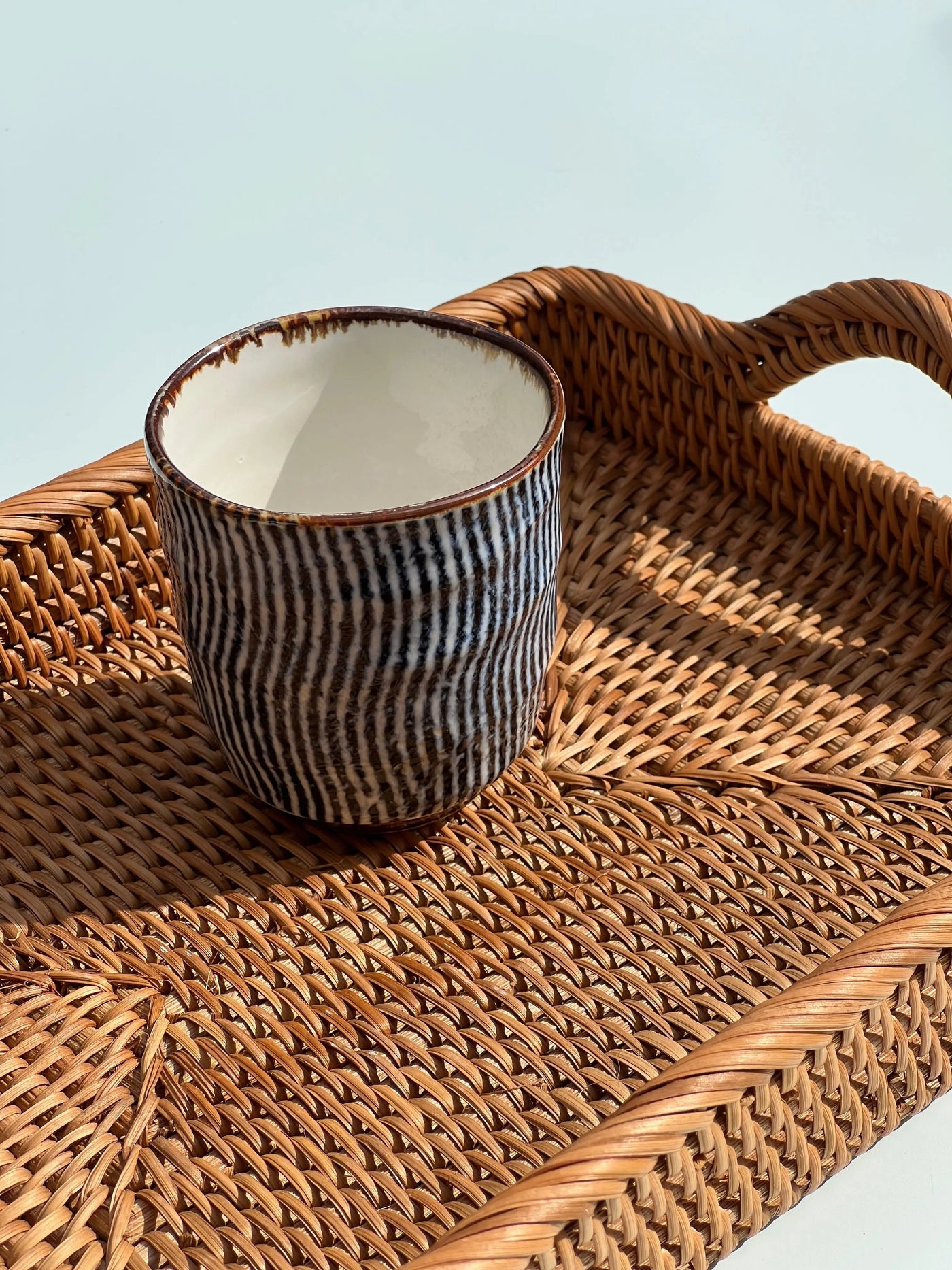 Japansk blå/hvid stribet krus i organisk form i keramik Studio Hafnia
