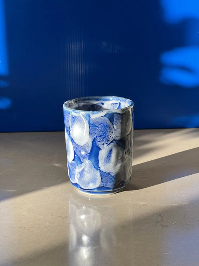 Japansk blåt krus med hvide penselstrøg i keramik uden hank Studio Hafnia
