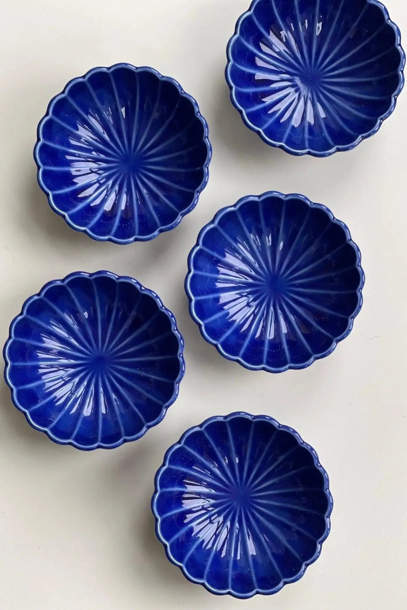 Japansk blomsterformet skål i blå keramik Studio Hafnia