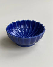 Japansk blomsterformet skål i blå keramik Studio Hafnia