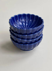 Japansk blomsterformet skål i blå keramik Studio Hafnia
