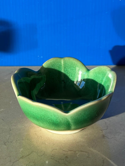 Japansk blomsterformet skål i keramik | Grøn Studio Hafnia