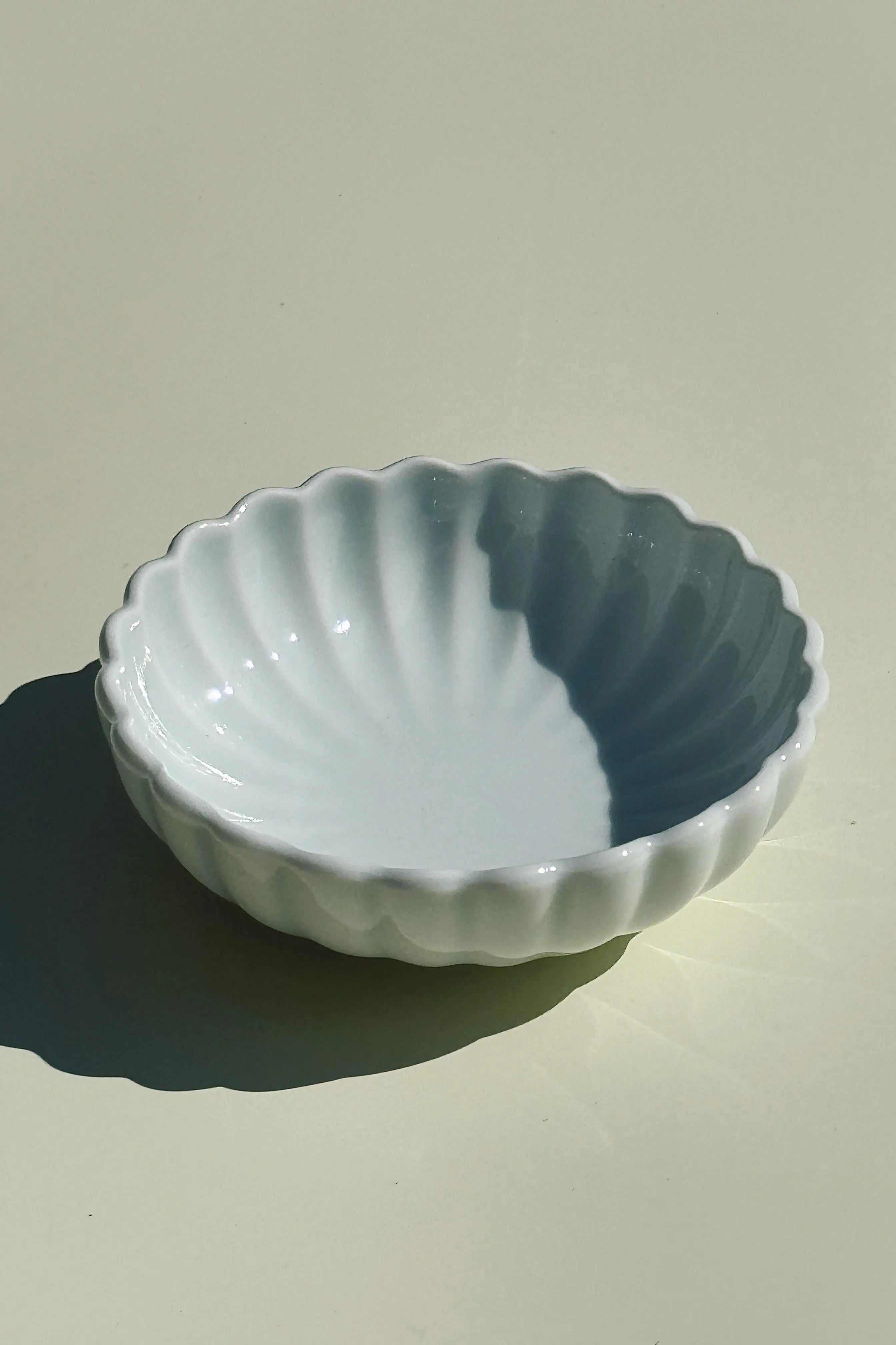 Japansk blomsterformet skål i lyseblå Studio Hafnia