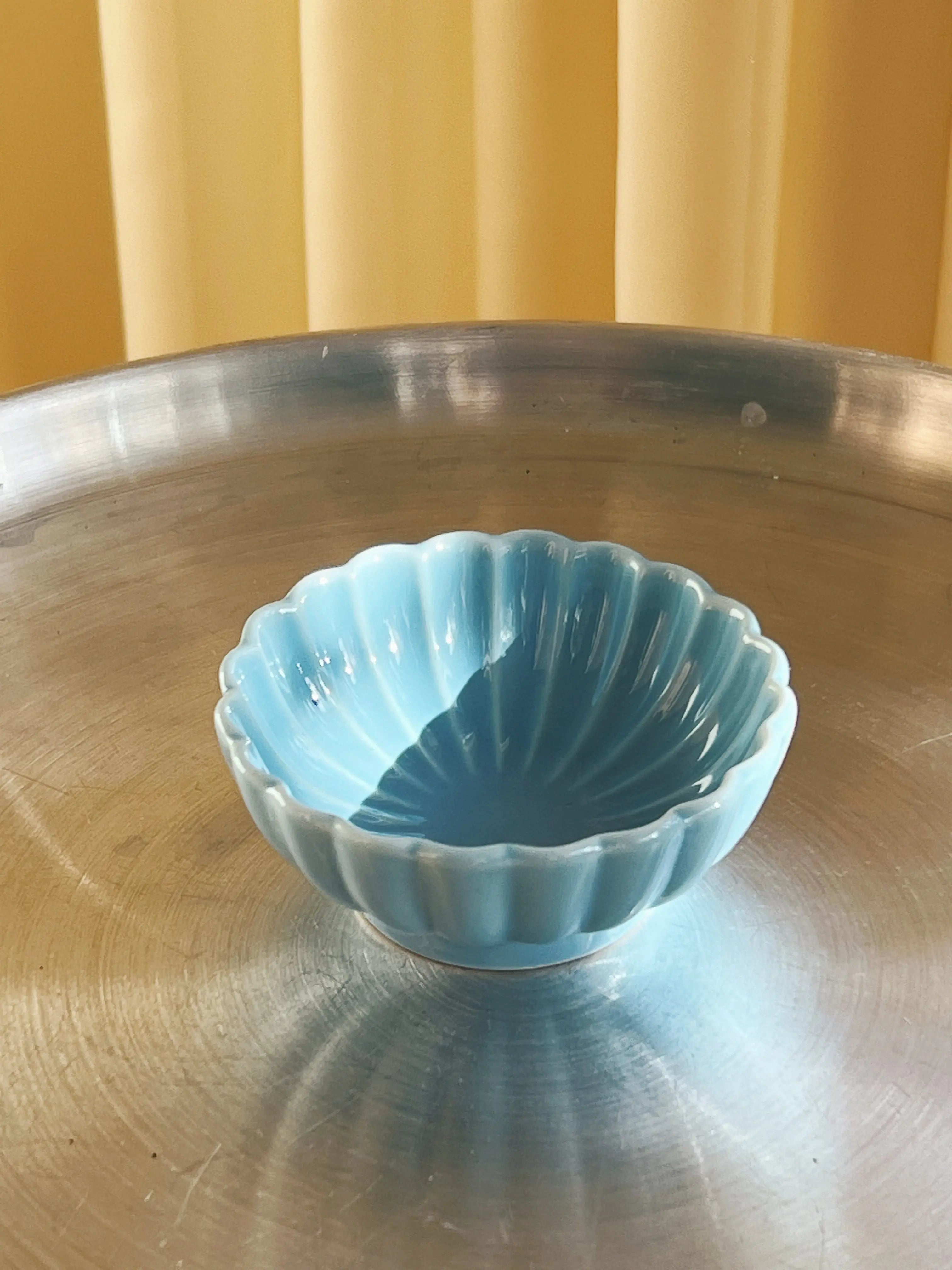 Japansk blomsterskål i keramik | Lyseblå Studio Hafnia