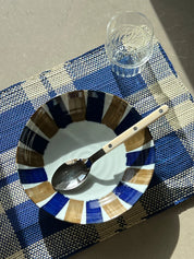 Japansk dyb tallerken/skål i hvid keramik med blå og brune striber | 2 størrelser 17 eller 21 cm Studio Hafnia