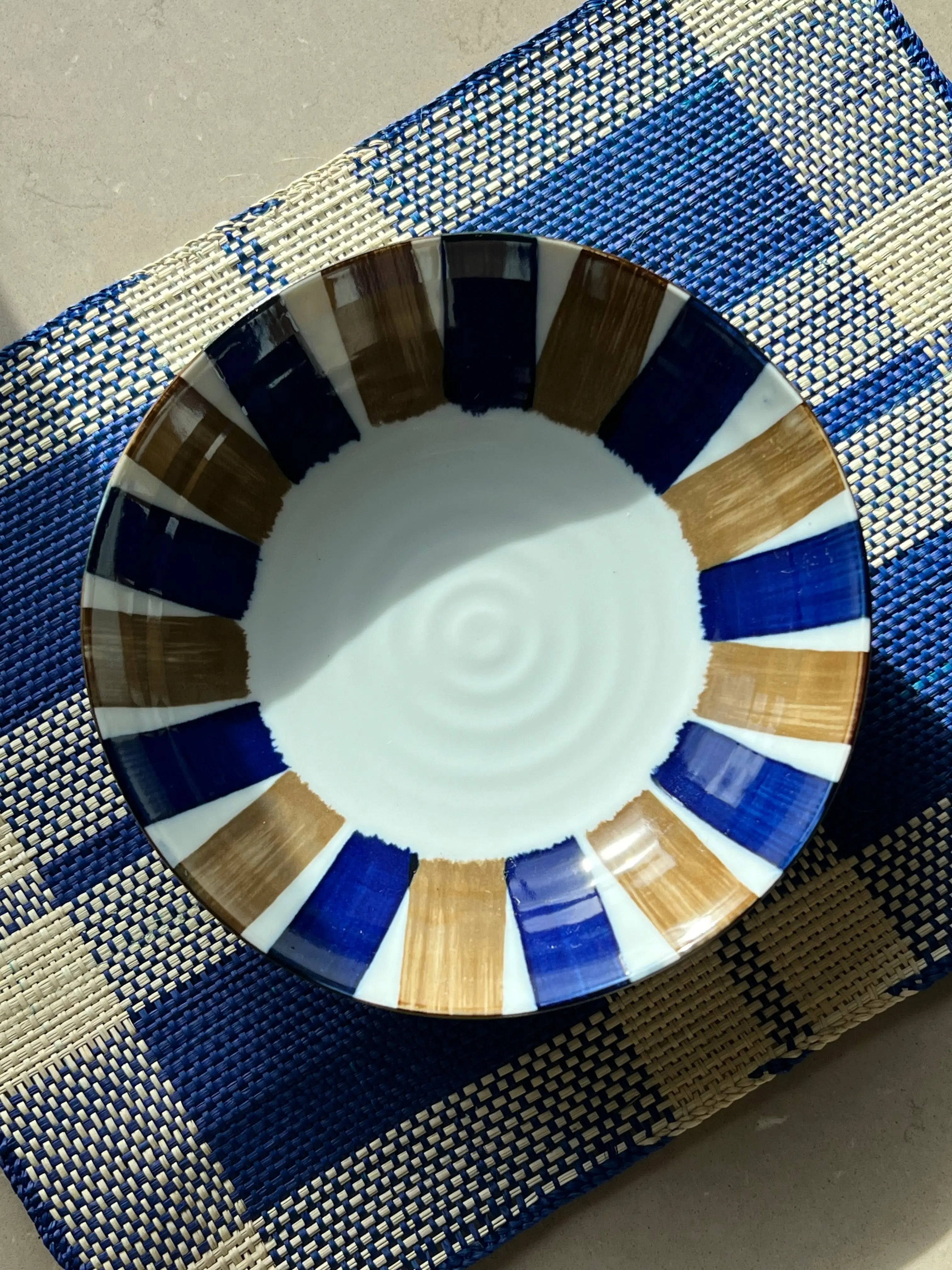 Japansk dyb tallerken/skål i hvid keramik med blå og brune striber | 2 størrelser 17 eller 21 cm Studio Hafnia