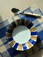 Japansk dyb tallerken/skål i hvid keramik med blå og brune striber | 2 størrelser 17 eller 21 cm Studio Hafnia