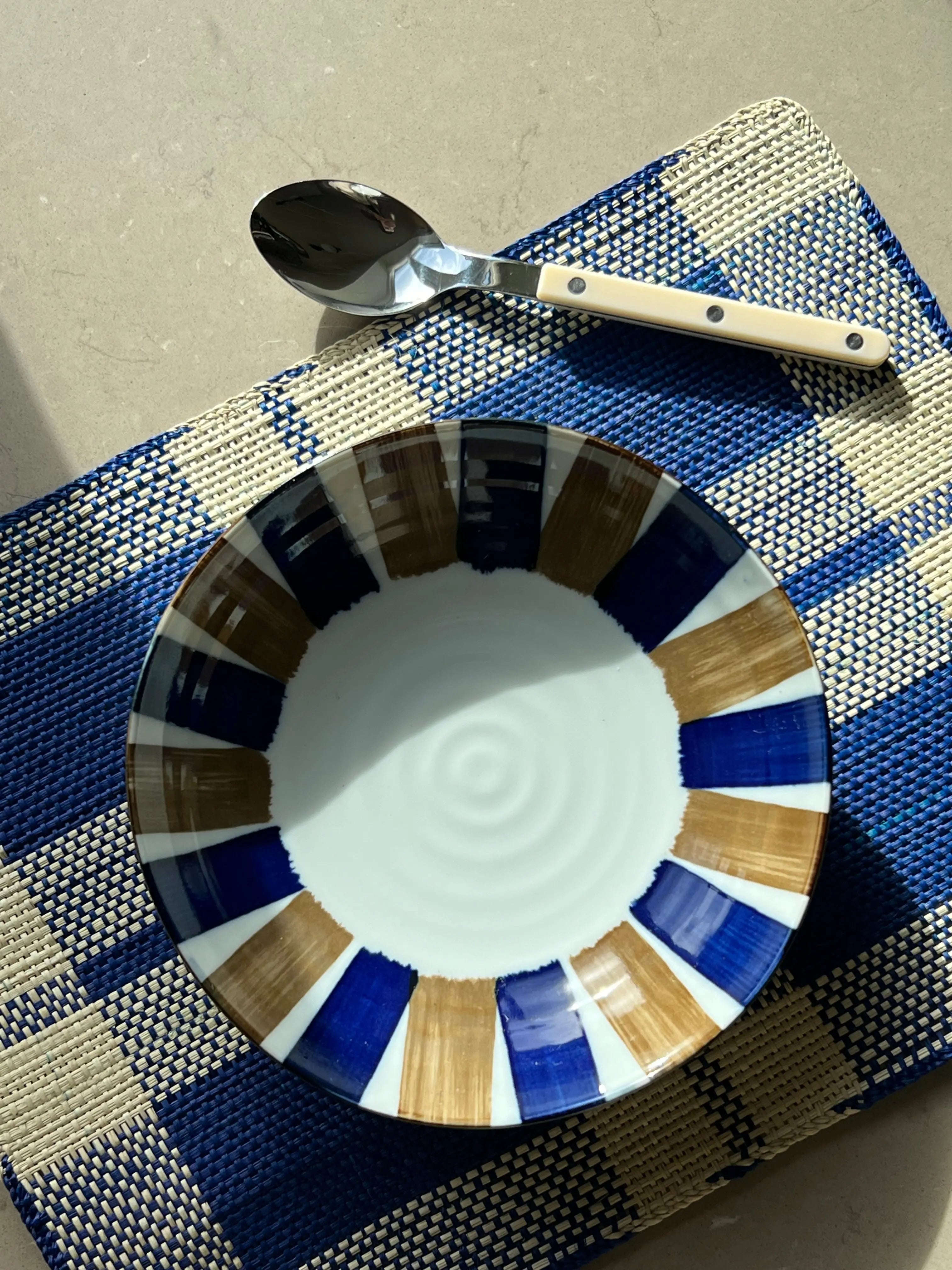 Japansk dyb tallerken/skål i hvid keramik med blå og brune striber | 2 størrelser 17 eller 21 cm Studio Hafnia