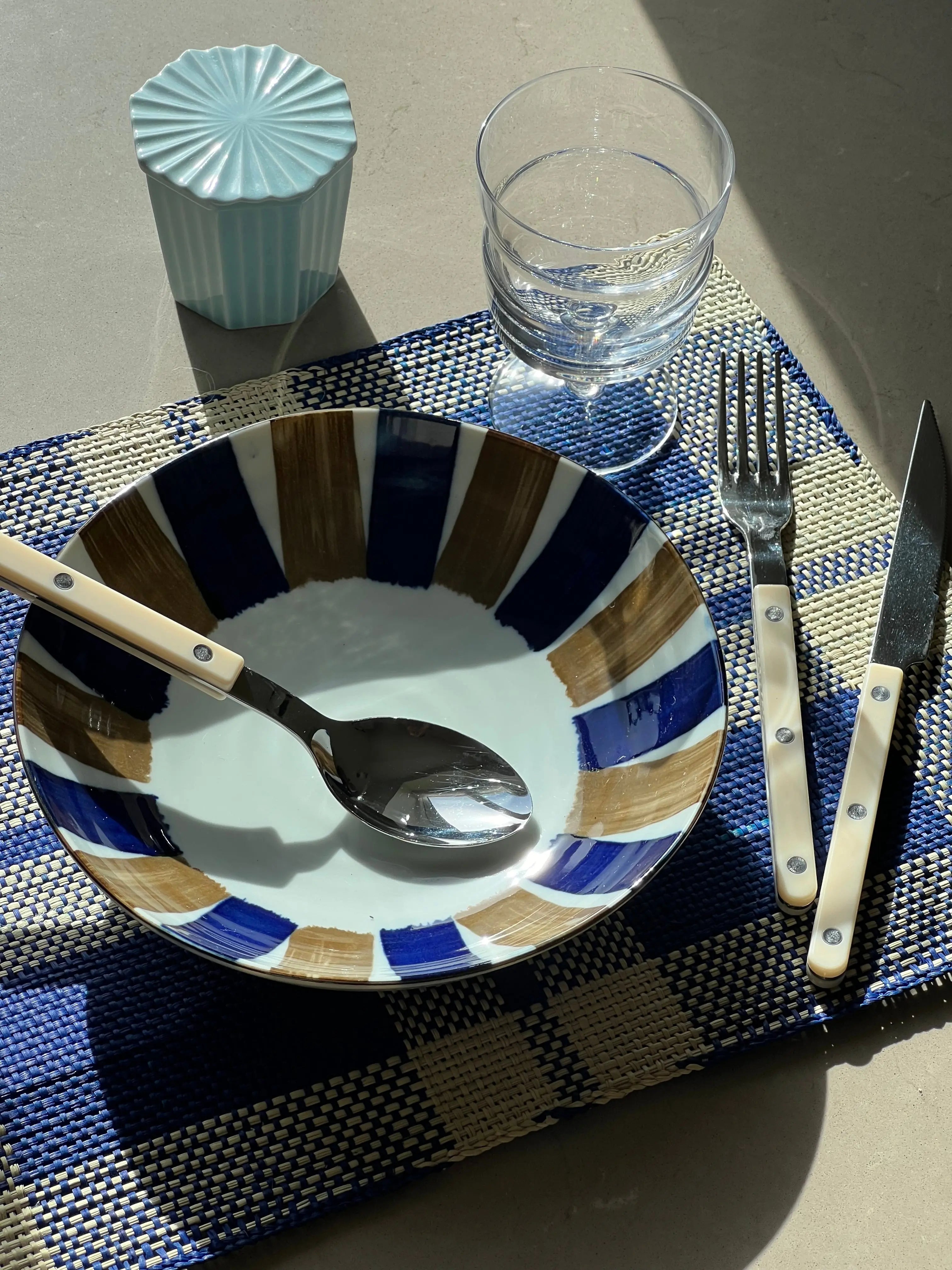 Japansk dyb tallerken/skål i hvid keramik med blå og brune striber | 2 størrelser 17 eller 21 cm Studio Hafnia