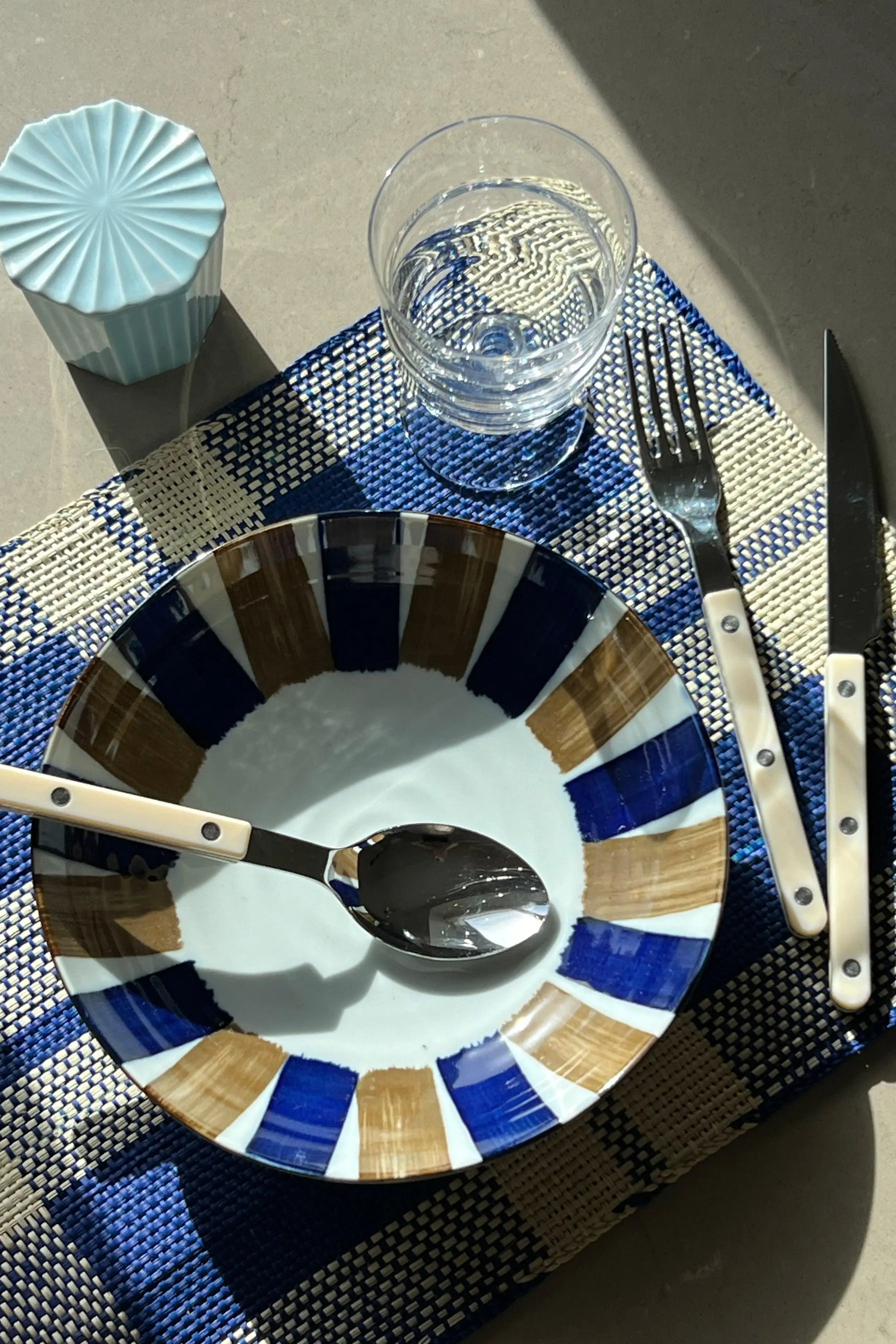 skål i hvid keramik med blå og brune striber | 2 størrelser 17 eller 21 cm Studio Hafnia