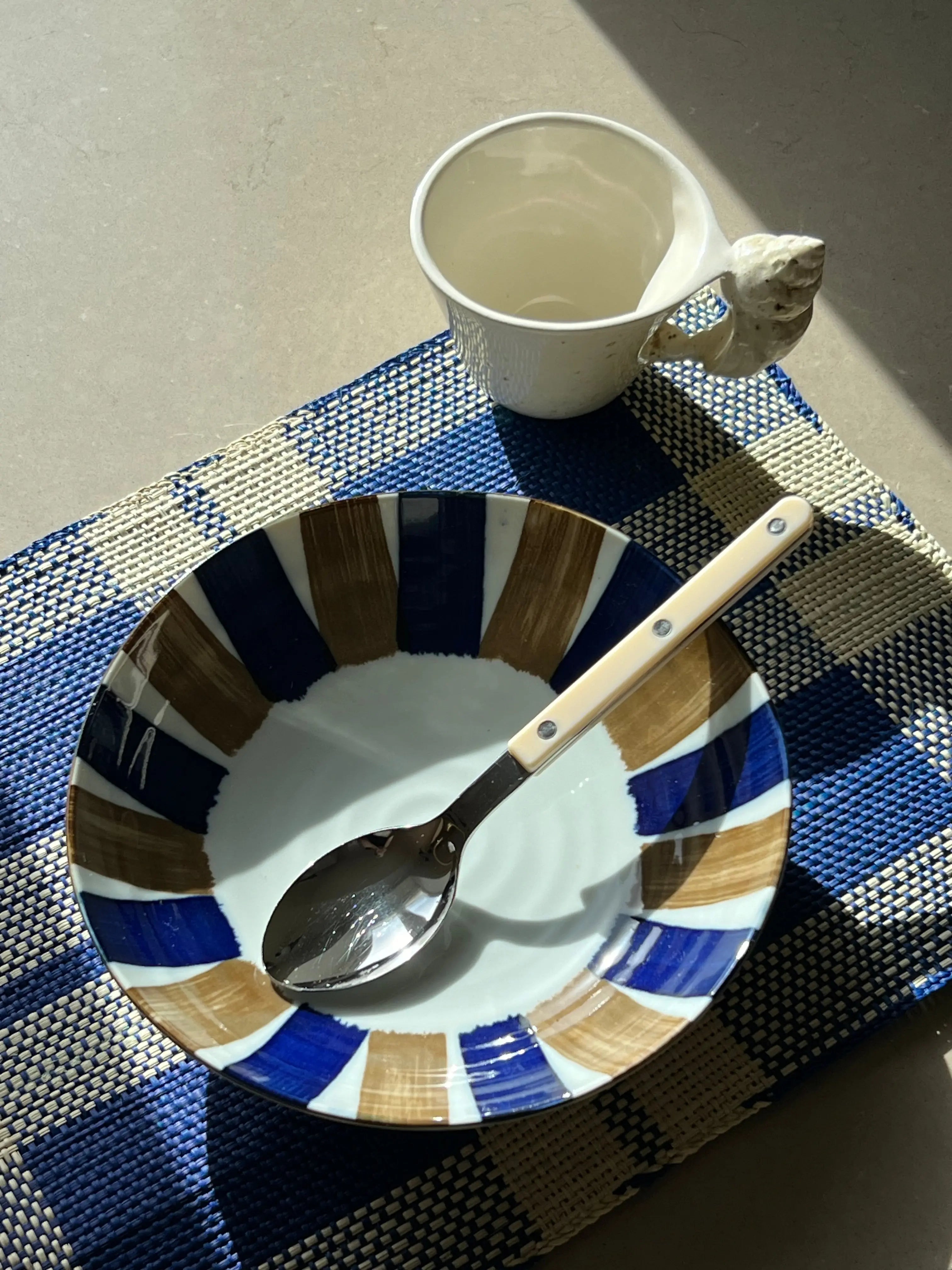 Japansk dyb tallerken/skål i hvid keramik med blå og brune striber | 2 størrelser 17 eller 21 cm Studio Hafnia