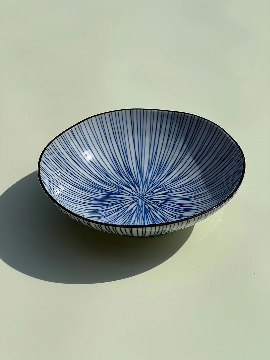 Japansk dyb tallerken/skål i hvid keramik med tynde blå striber og brun kant Studio Hafnia