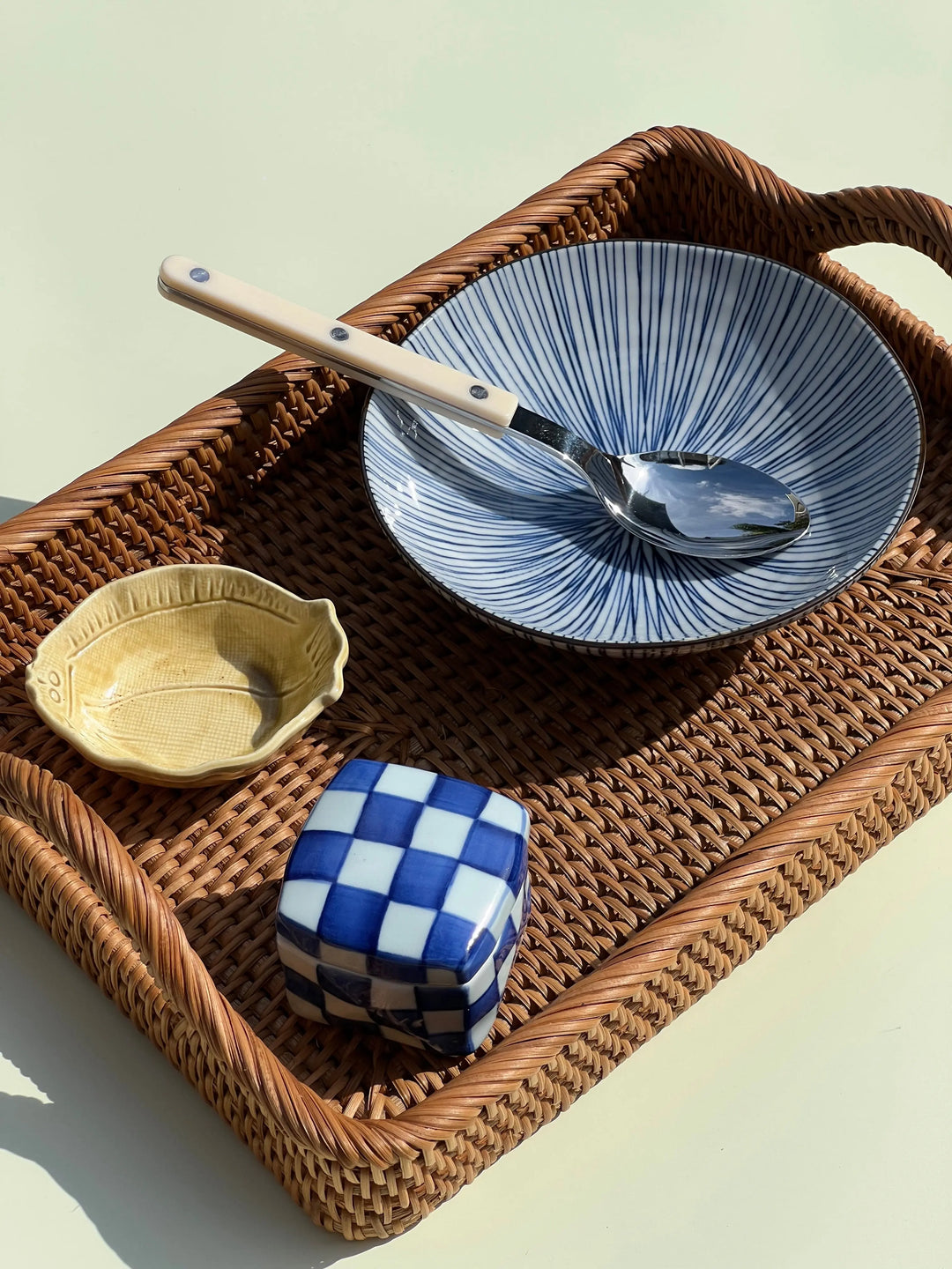 Japansk dyb tallerken/skål i hvid keramik med tynde blå striber og brun kant Studio Hafnia