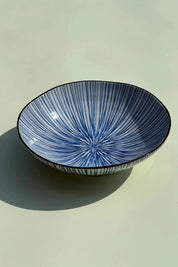 Japansk dyb tallerken/skål i hvid keramik med tynde blå striber og brun kant | 17 cm Studio Hafnia