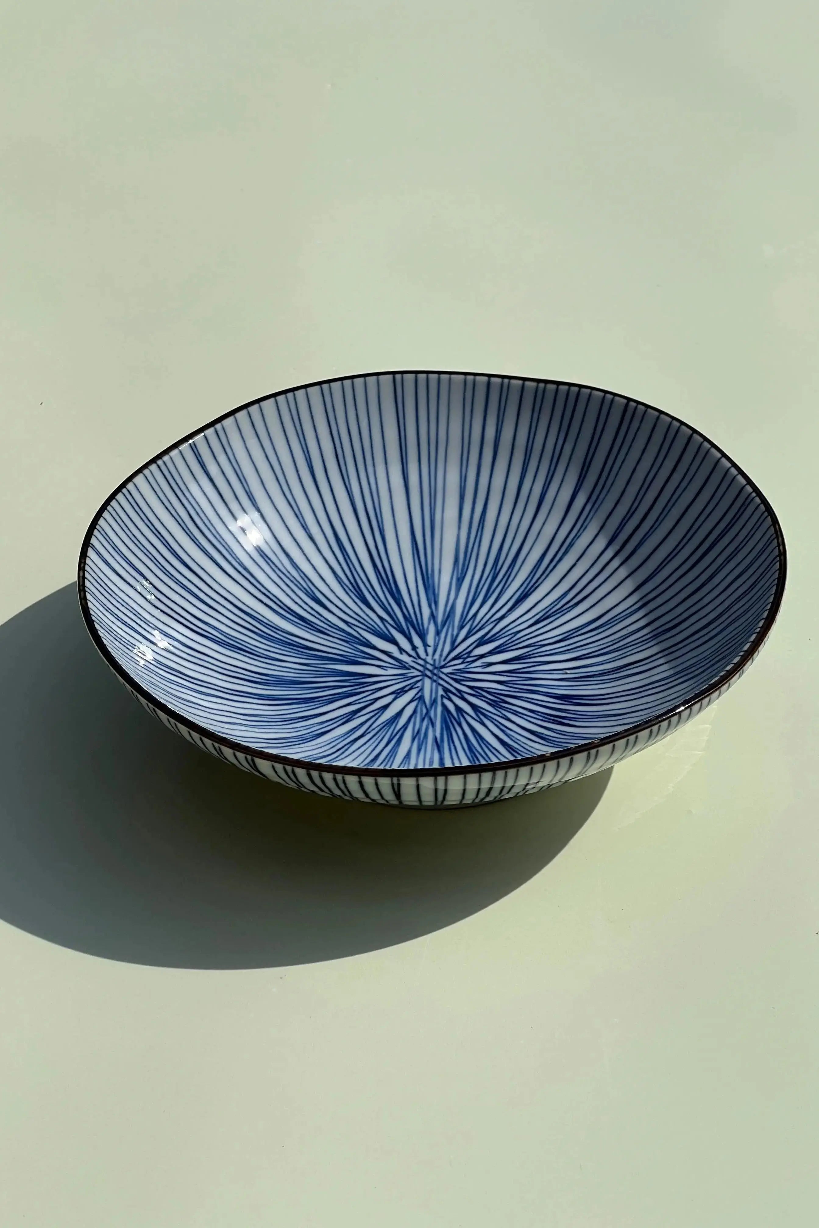Japansk dyb tallerken/skål i hvid keramik med tynde blå striber og brun kant | 17 cm Studio Hafnia