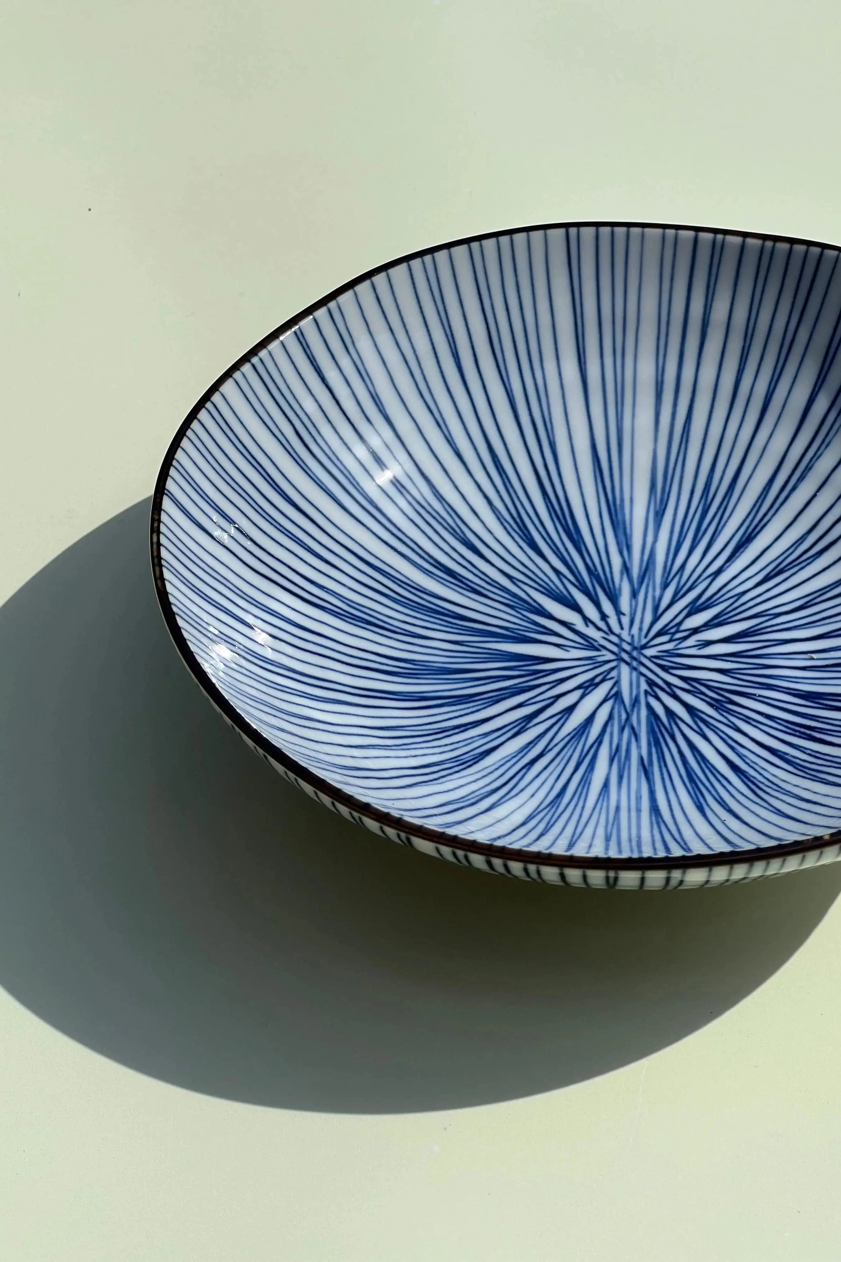 Japansk dyb tallerken/skål i hvid keramik med tynde blå striber og brun kant | 17 cm Studio Hafnia