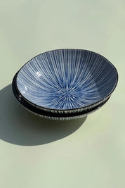 Japansk dyb tallerken/skål i hvid keramik med tynde blå striber og brun kant | 17 cm Studio Hafnia