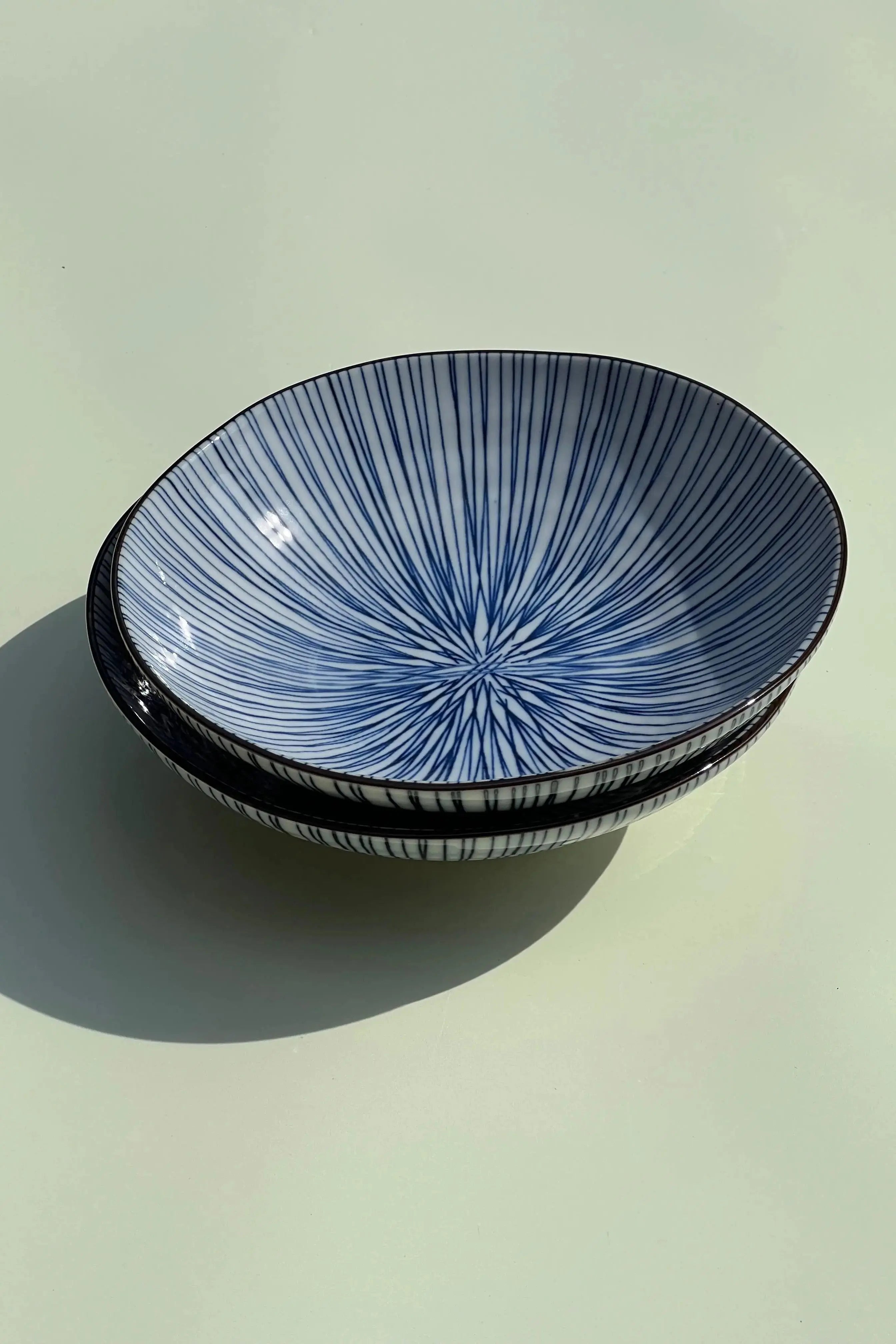 Japansk dyb tallerken/skål i hvid keramik med tynde blå striber og brun kant | 17 cm Studio Hafnia