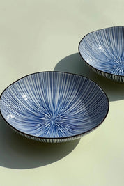 Japansk dyb tallerken/skål i hvid keramik med tynde blå striber og brun kant | 17 cm Studio Hafnia