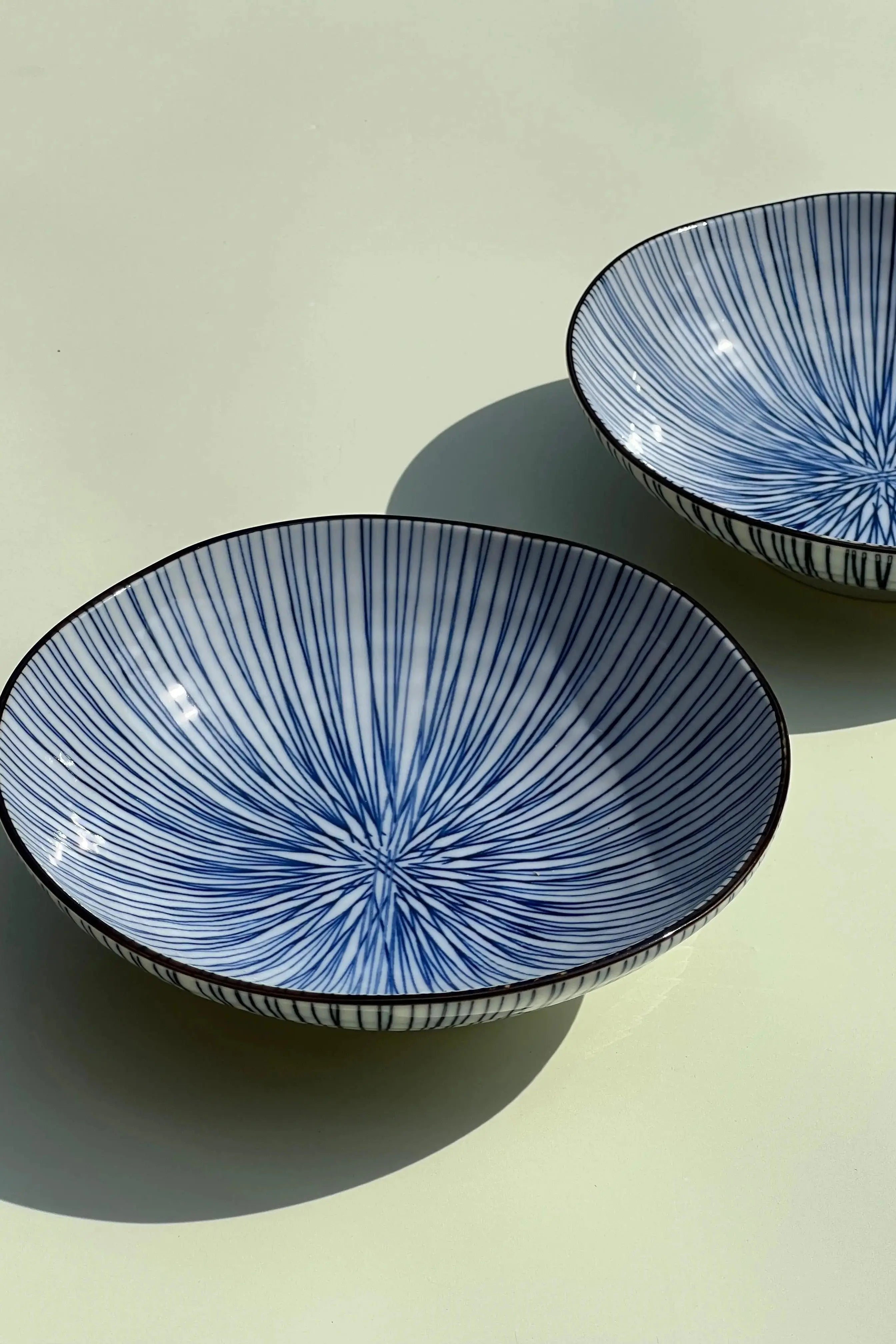 skål i hvid keramik med tynde blå striber og brun kant | 17 cm Studio Hafnia