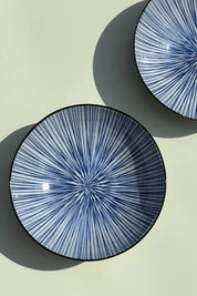 Japansk dyb tallerken/skål i hvid keramik med tynde blå striber og brun kant | 17 cm Studio Hafnia