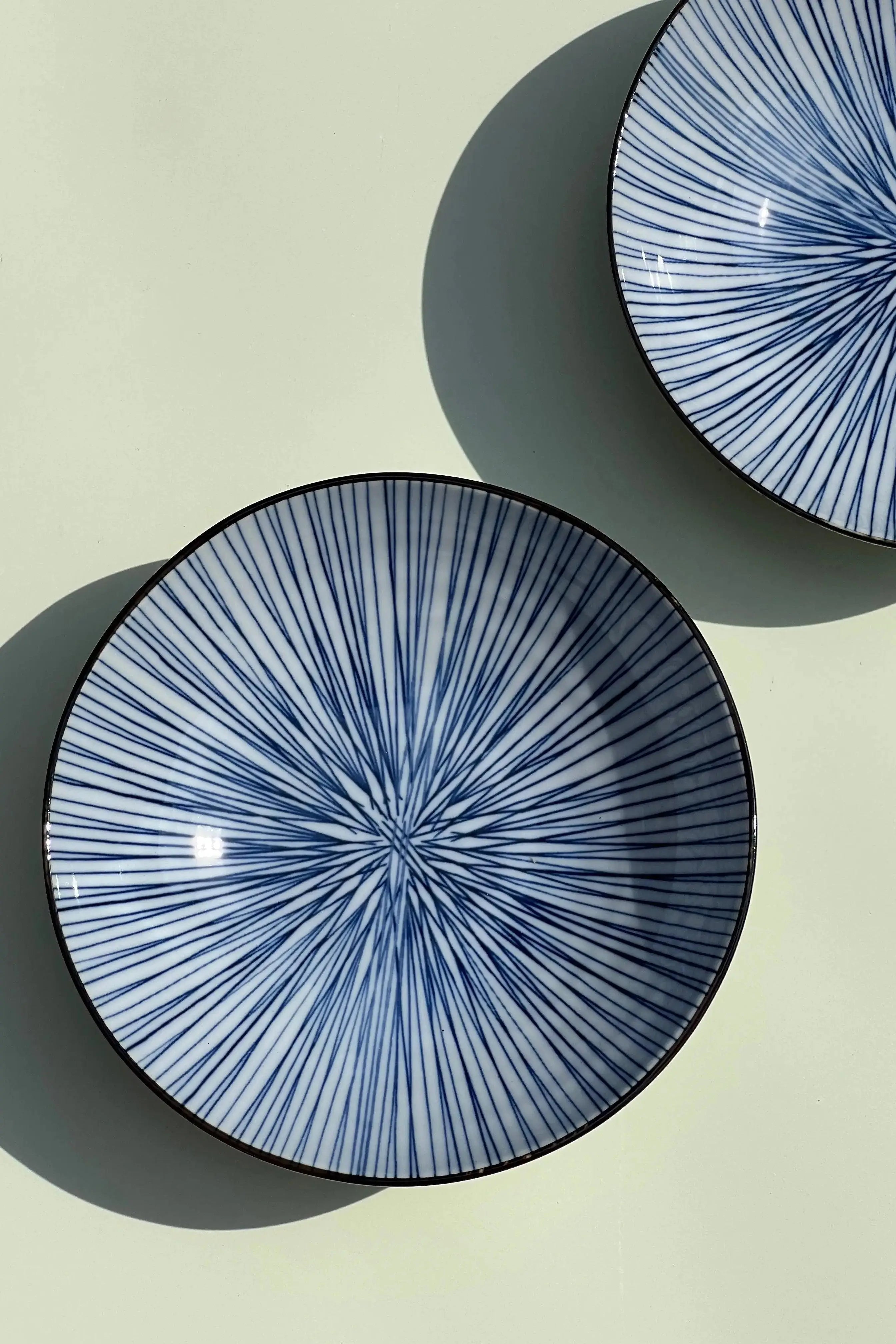 skål i hvid keramik med tynde blå striber og brun kant | 17 cm Studio Hafnia