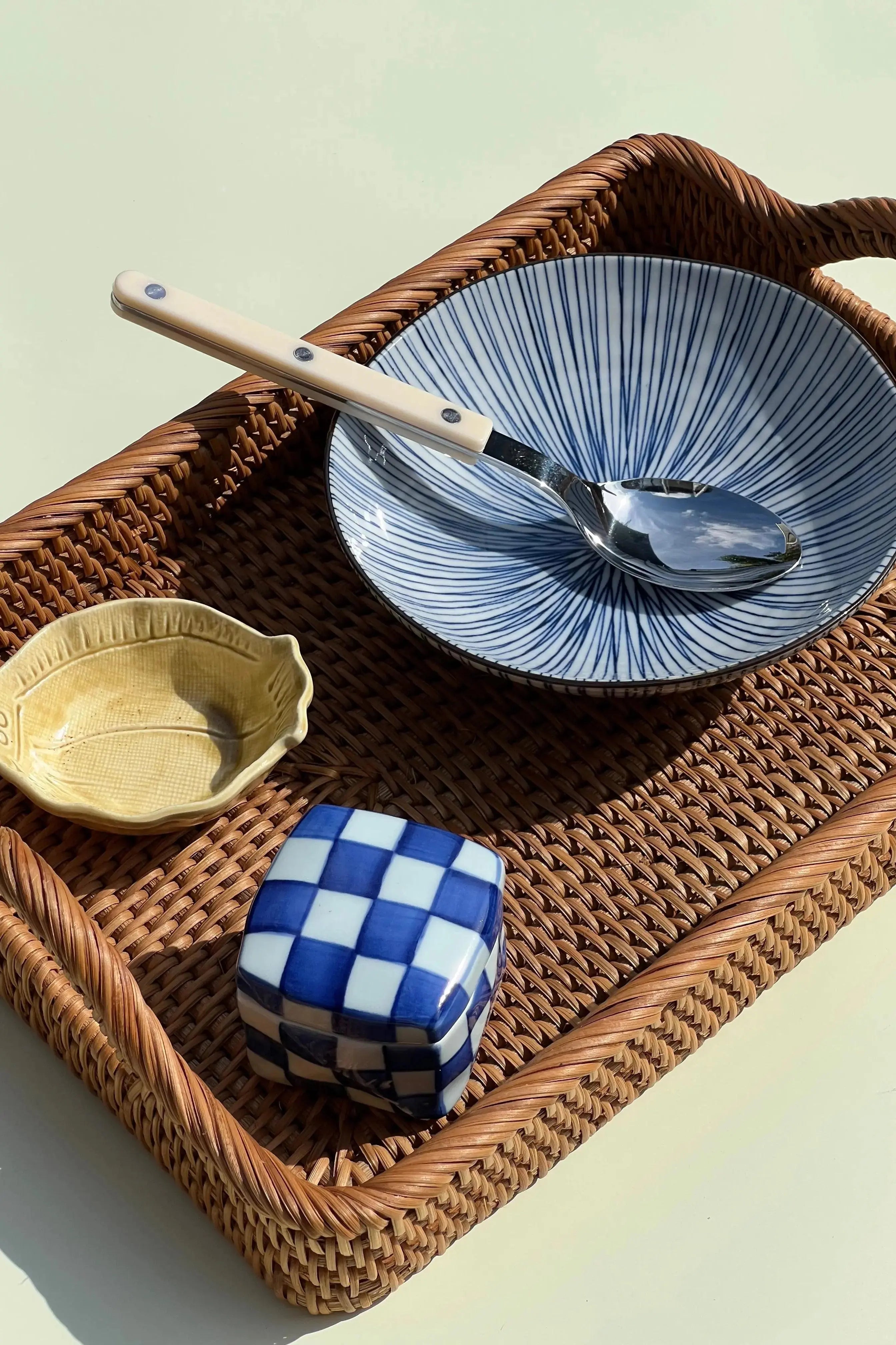 Japansk dyb tallerken/skål i hvid keramik med tynde blå striber og brun kant | 17 cm Studio Hafnia