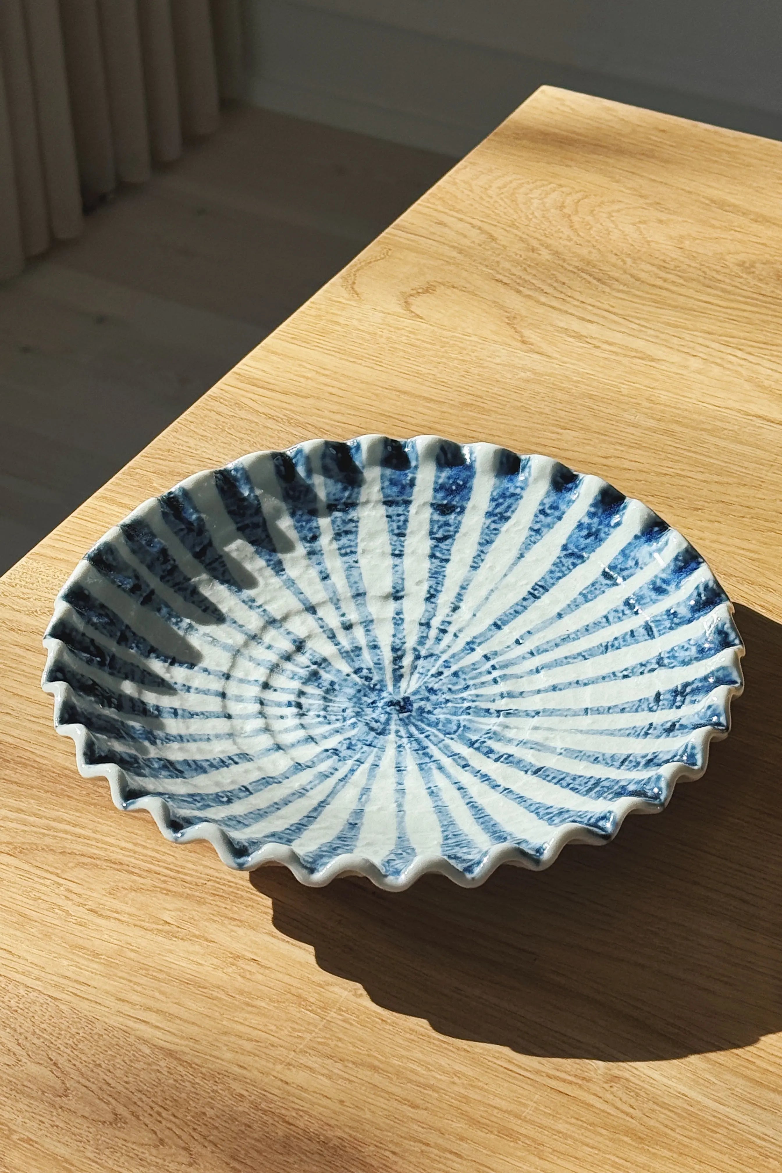 Japansk fad i Mino keramik – blå og hvid Ø22,8 cm Studio Hafnia