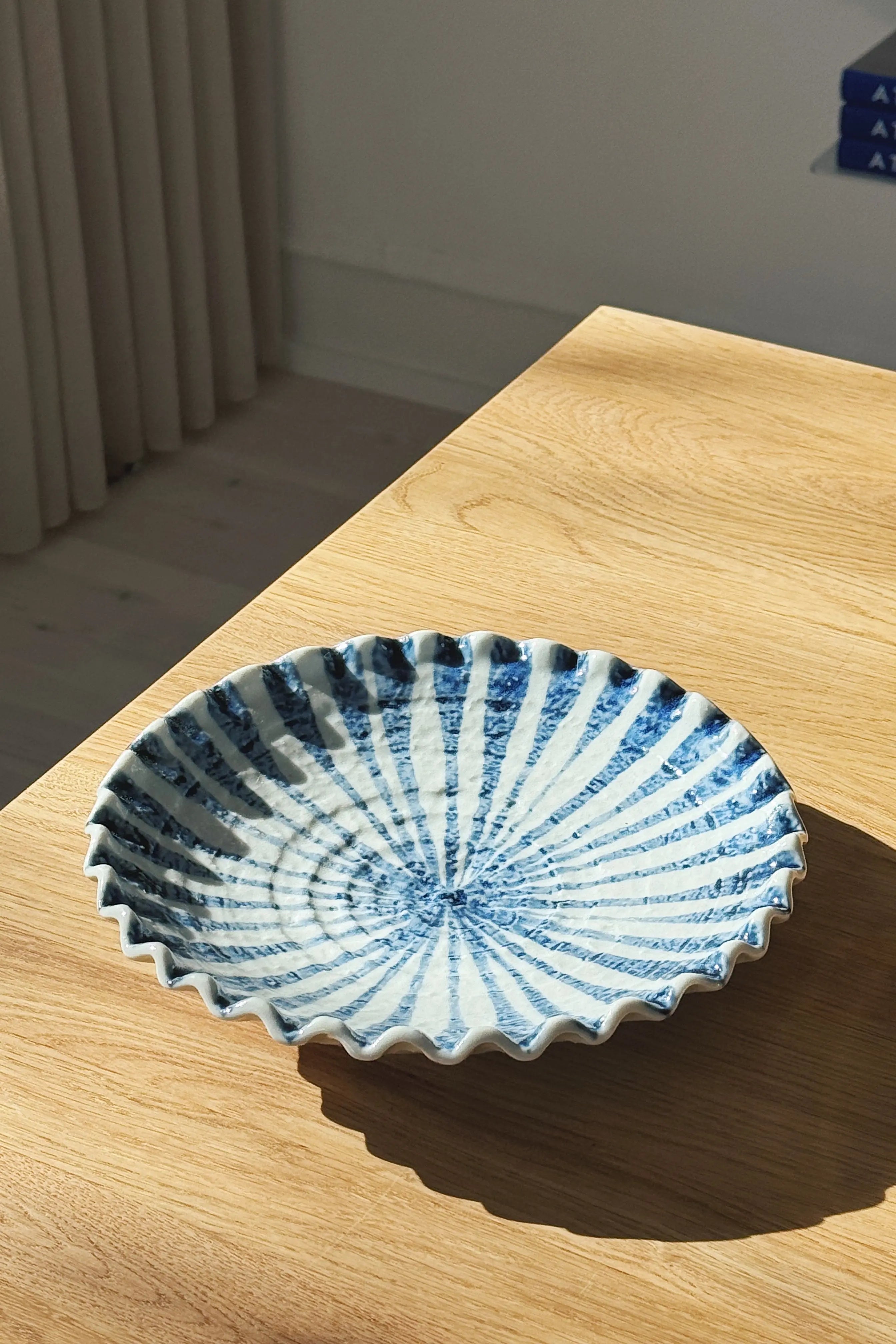 Japansk fad i Mino keramik – blå og hvid Ø22,8 cm Studio Hafnia