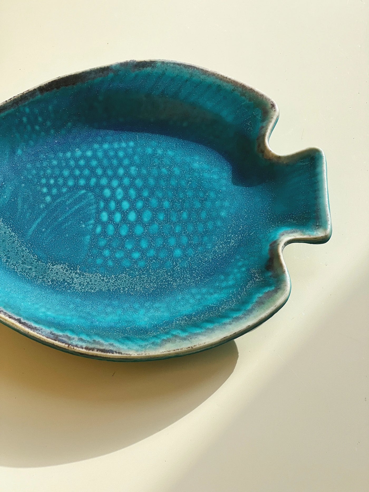 Japansk fiskefad i keramik | Turkis Studio Hafnia