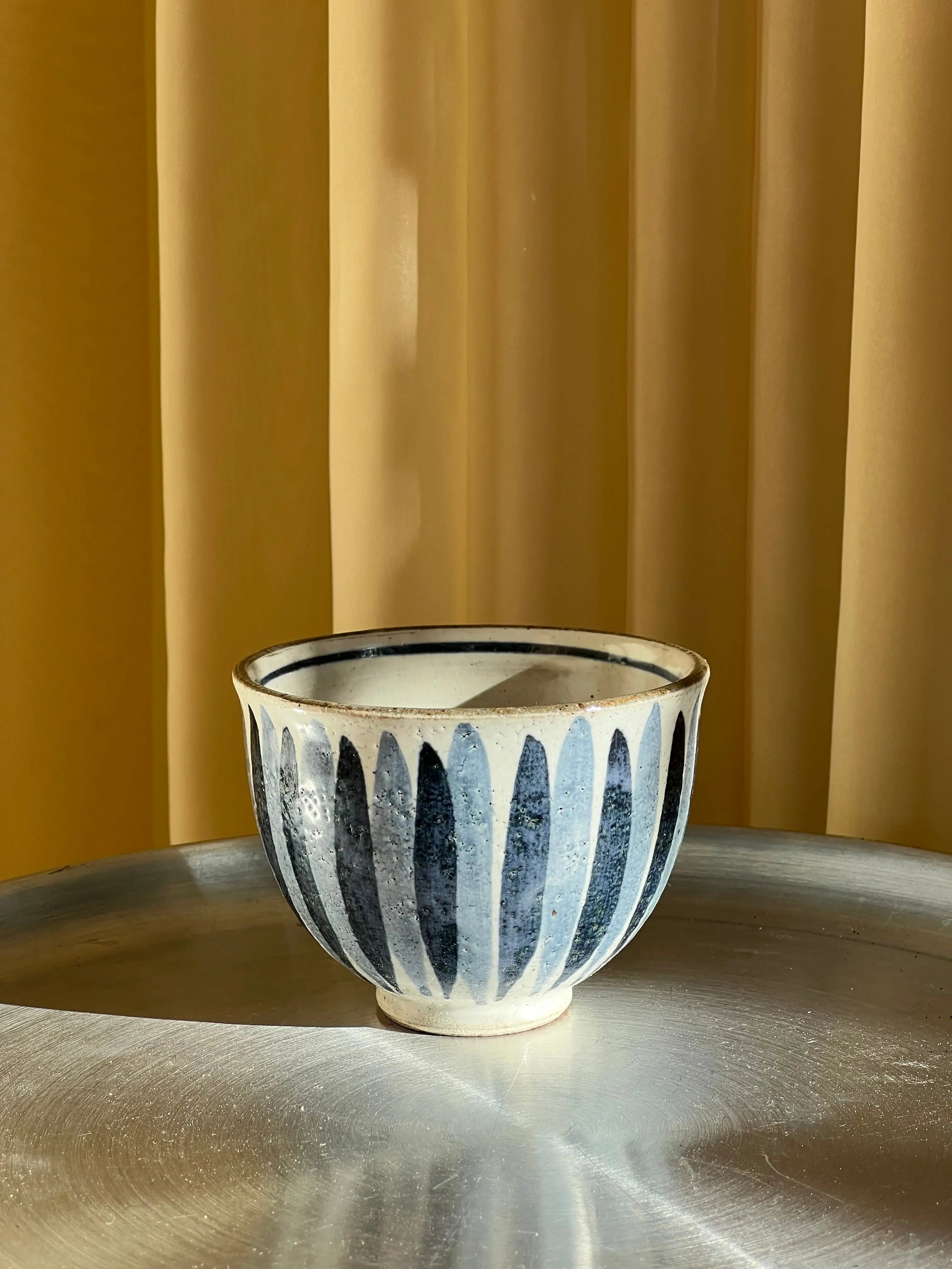 Japansk håndlavet kop med mørkeblå og lyseblå striber Studio Hafnia