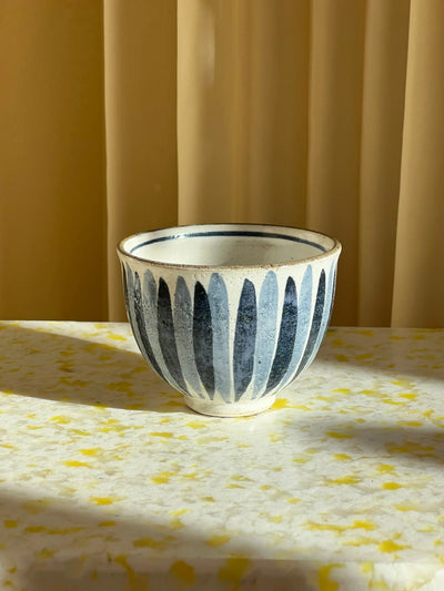 Japansk håndlavet kop med mørkeblå og lyseblå striber Studio Hafnia