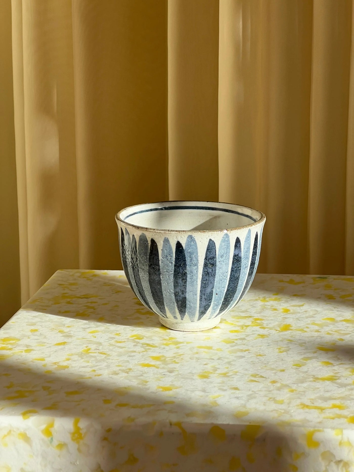 Japansk håndlavet kop med mørkeblå og lyseblå striber Studio Hafnia