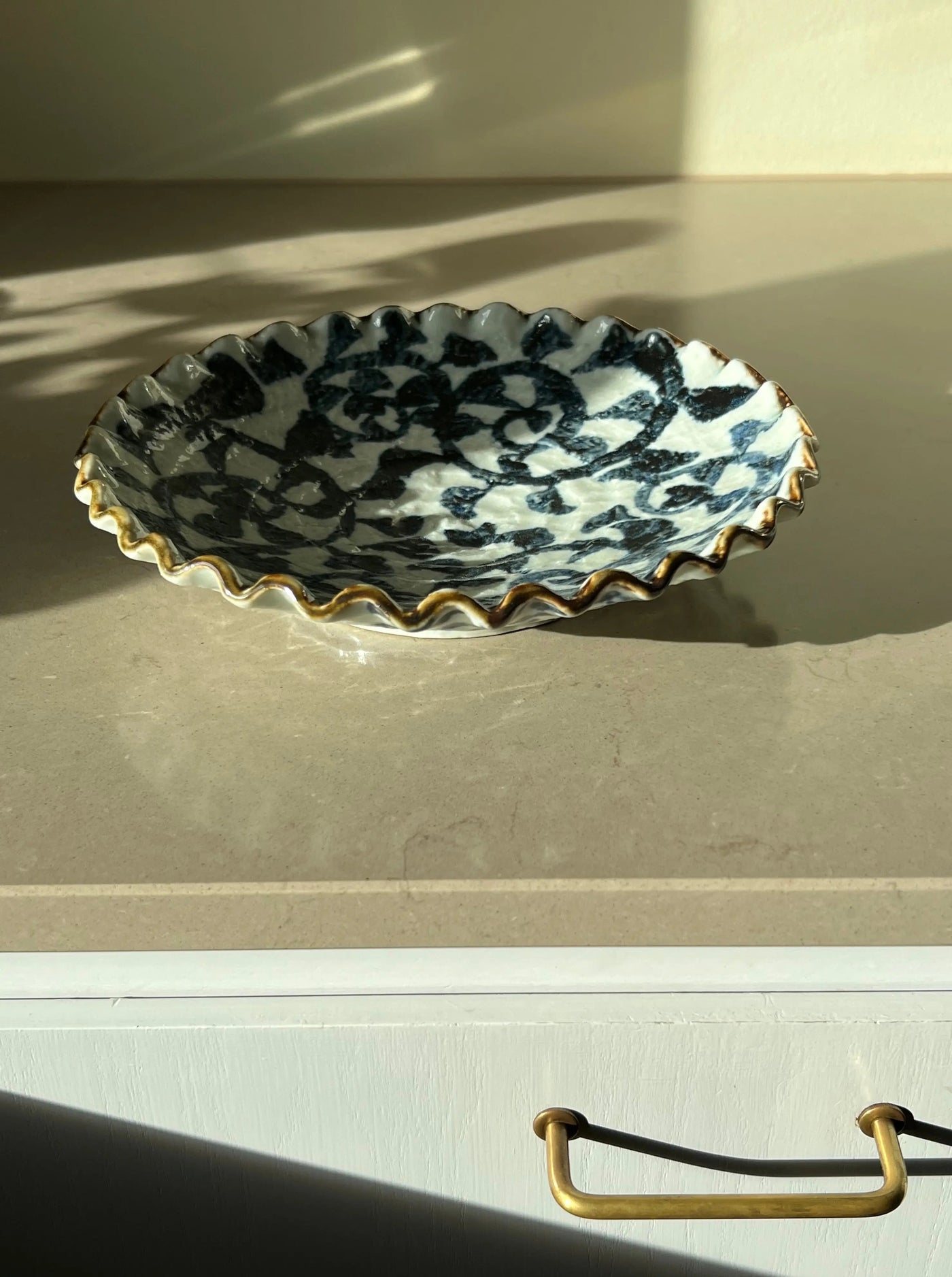 Japansk håndmalet fad i hvid keramik med mørkeblåt mønster og brun kant Studio Hafnia