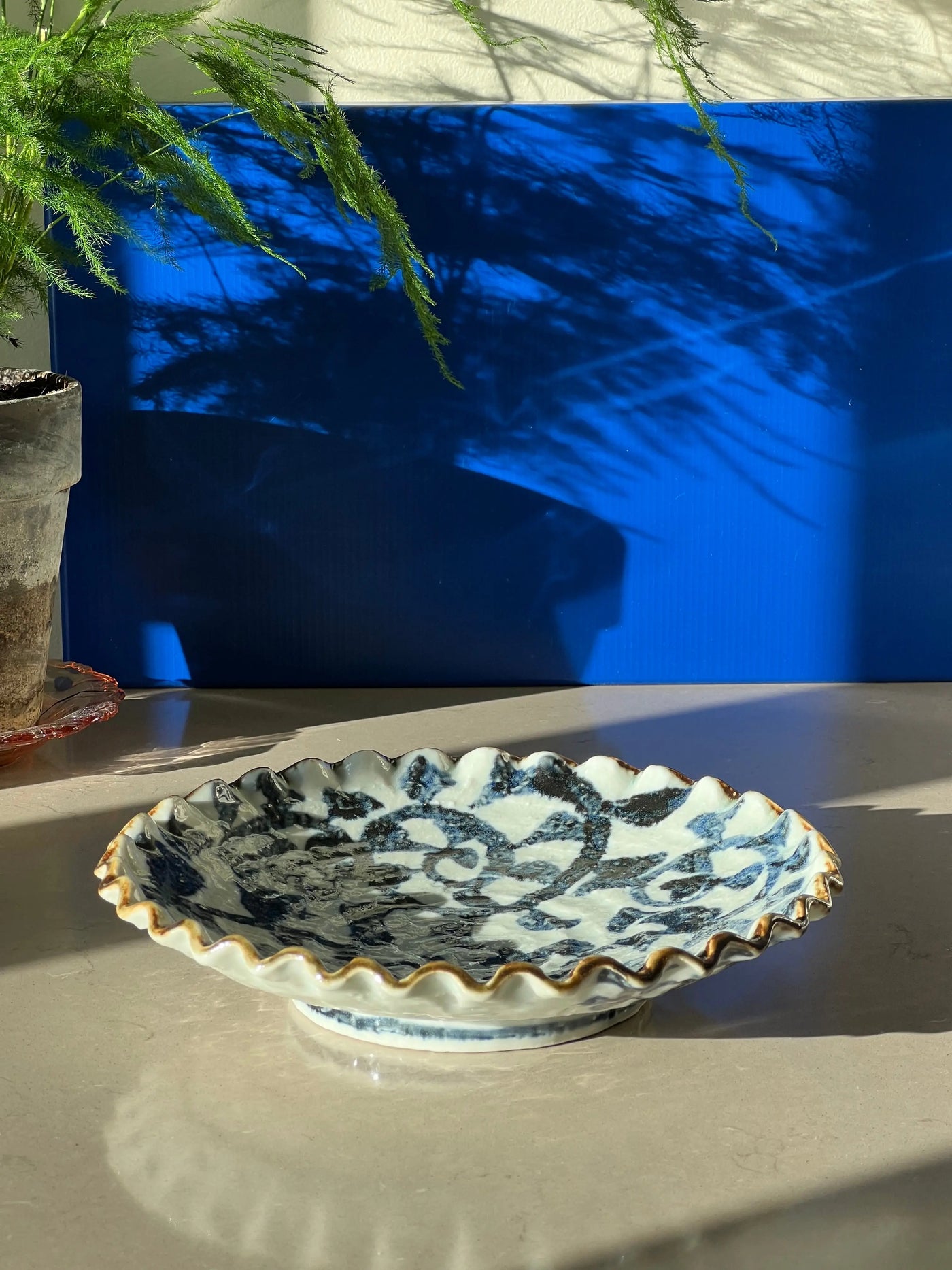 Japansk håndmalet fad i hvid keramik med mørkeblåt mønster og brun kant Studio Hafnia