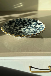 Japansk håndmalet fad i hvid keramik med mørkeblåt mønster og brun kant Studio Hafnia