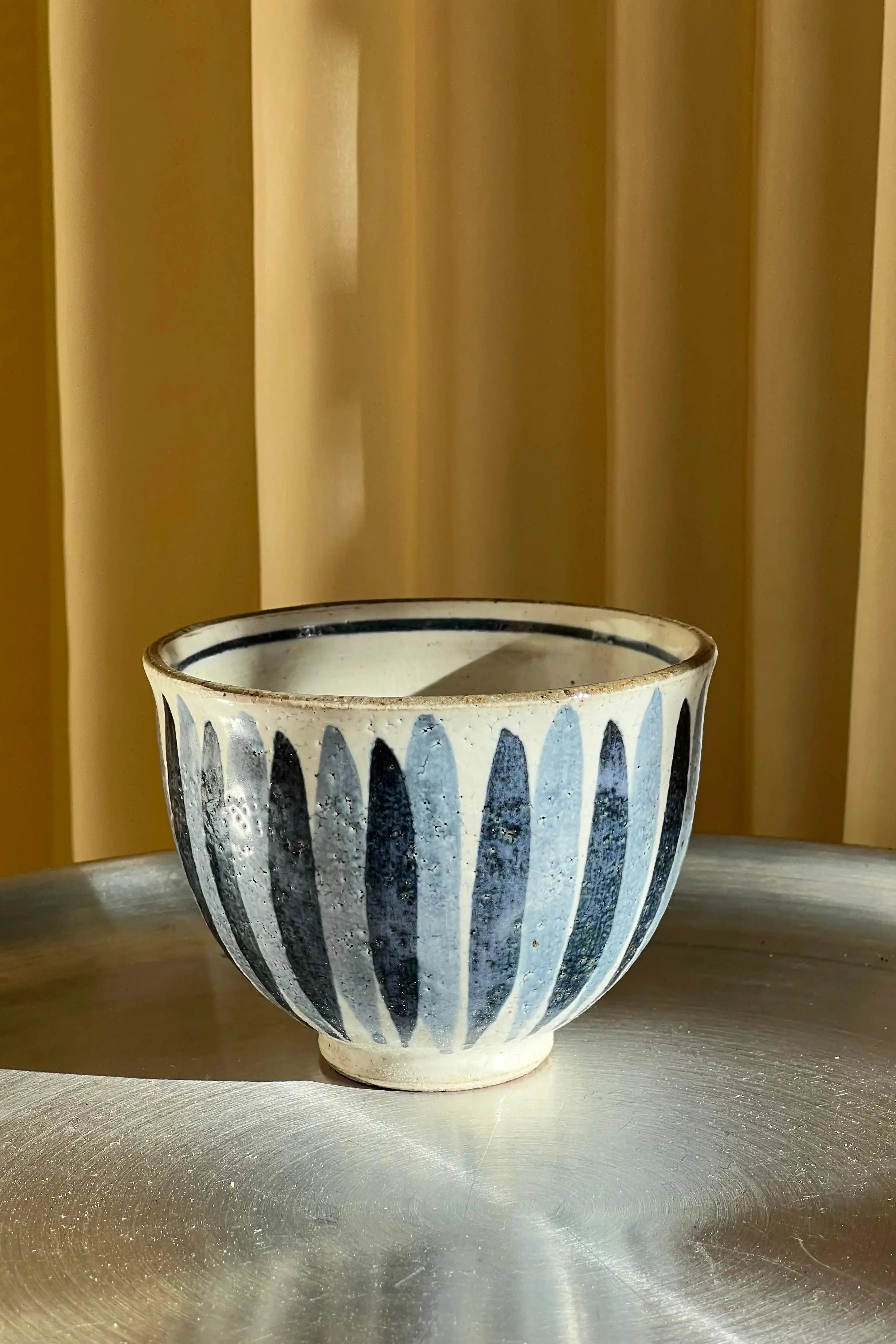 Japansk keramik kop – hvid/beige med blå striber (uden hank, 270 ml) Studio Hafnia