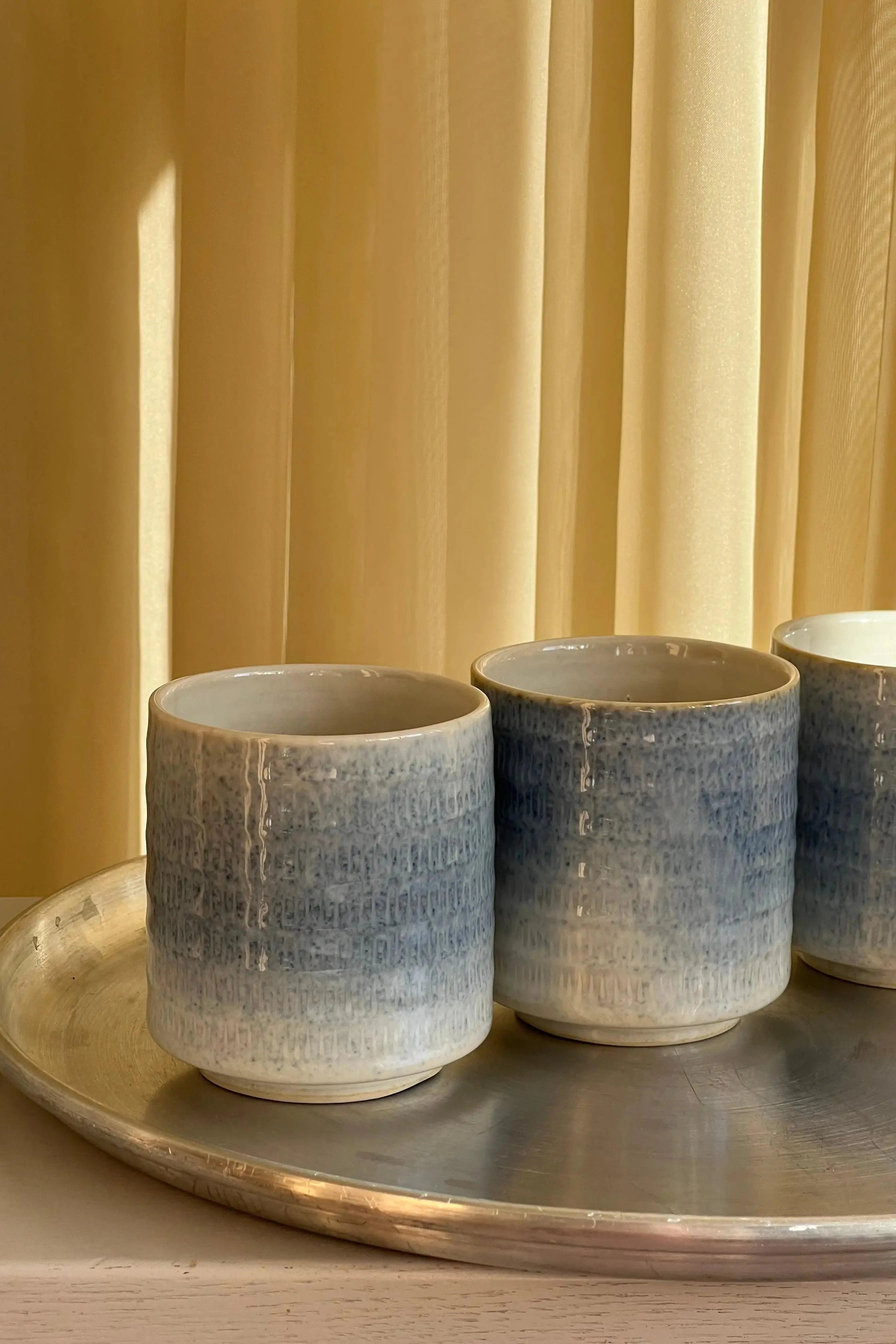 Japansk keramik kop – hvid med blå splash (uden hank, 260 ml) Studio Hafnia