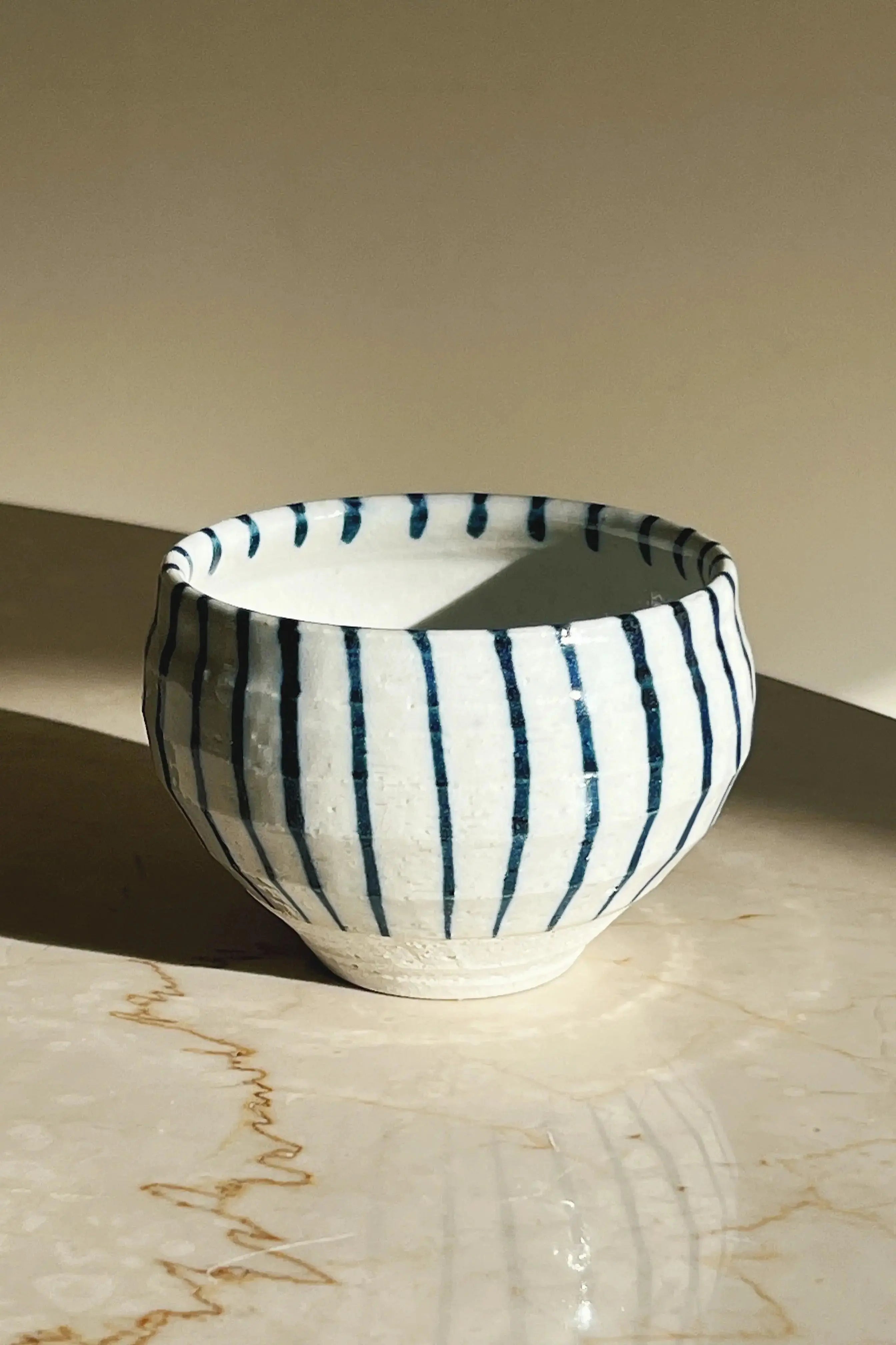 Japansk keramik kop – hvid med blå striber (uden hank, Ø10 cm) Studio Hafnia