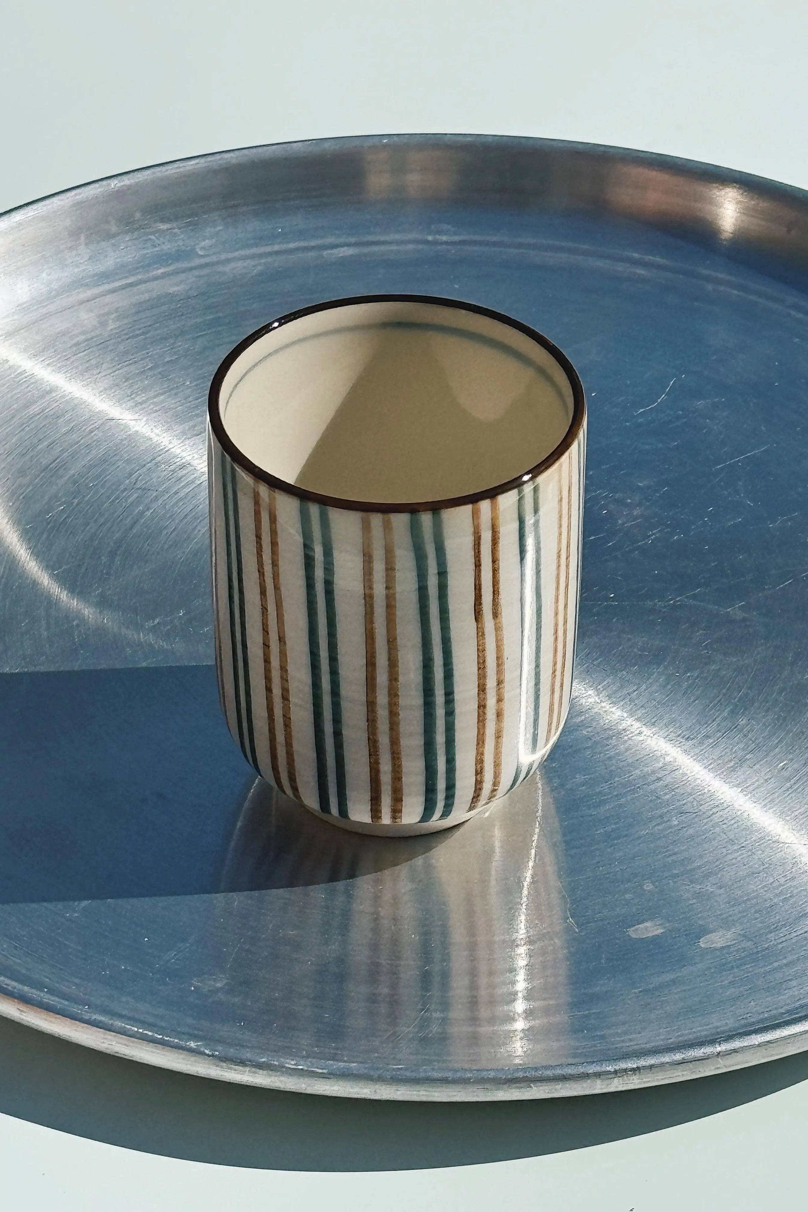 Japansk keramik kop – rødbrune og grønne striber (uden hank, 230 ml) Studio Hafnia