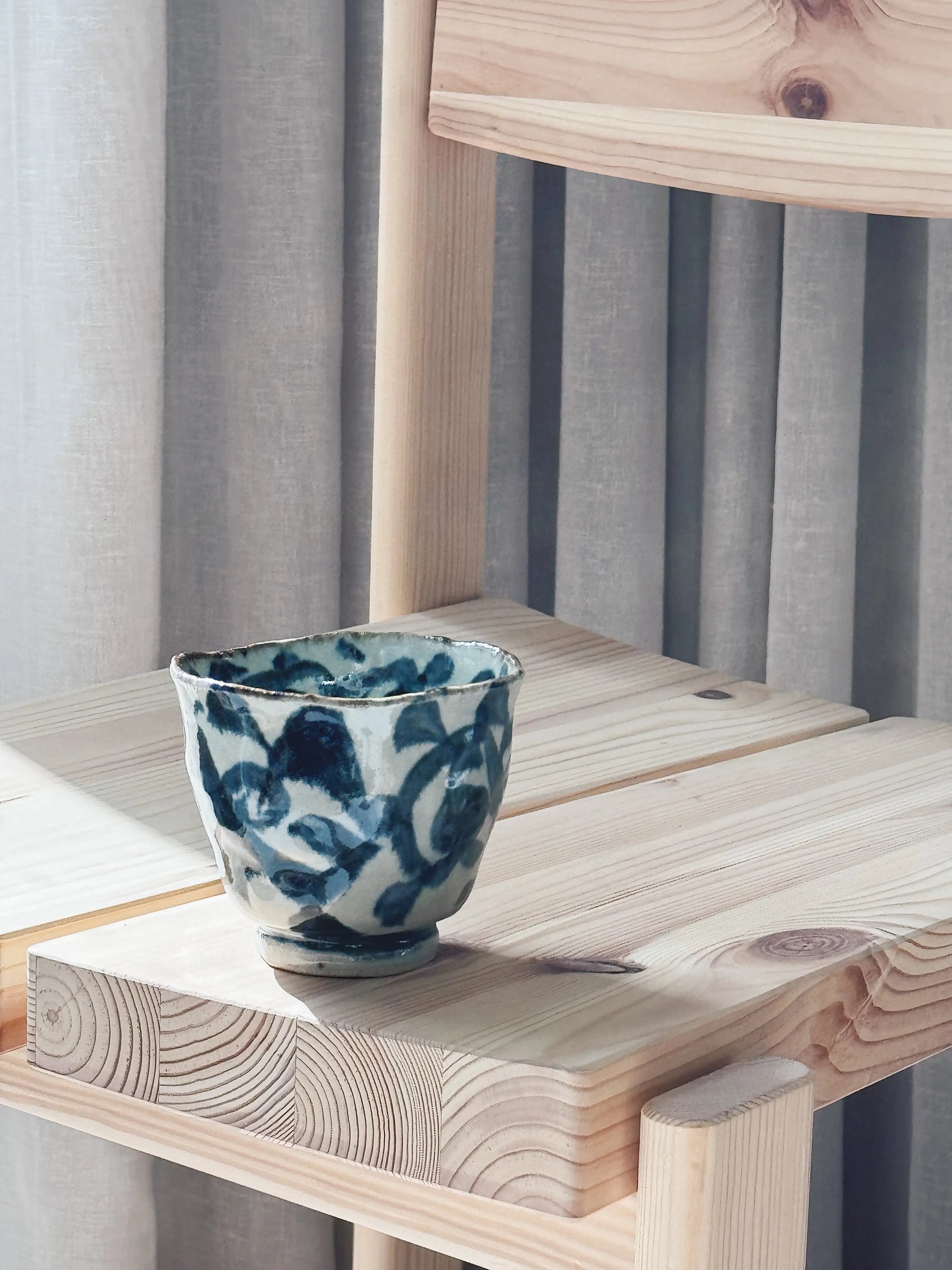 Japansk keramik kop uden hank – hvid med gråblåt mønster og brun kant (250 ml) Studio Hafnia