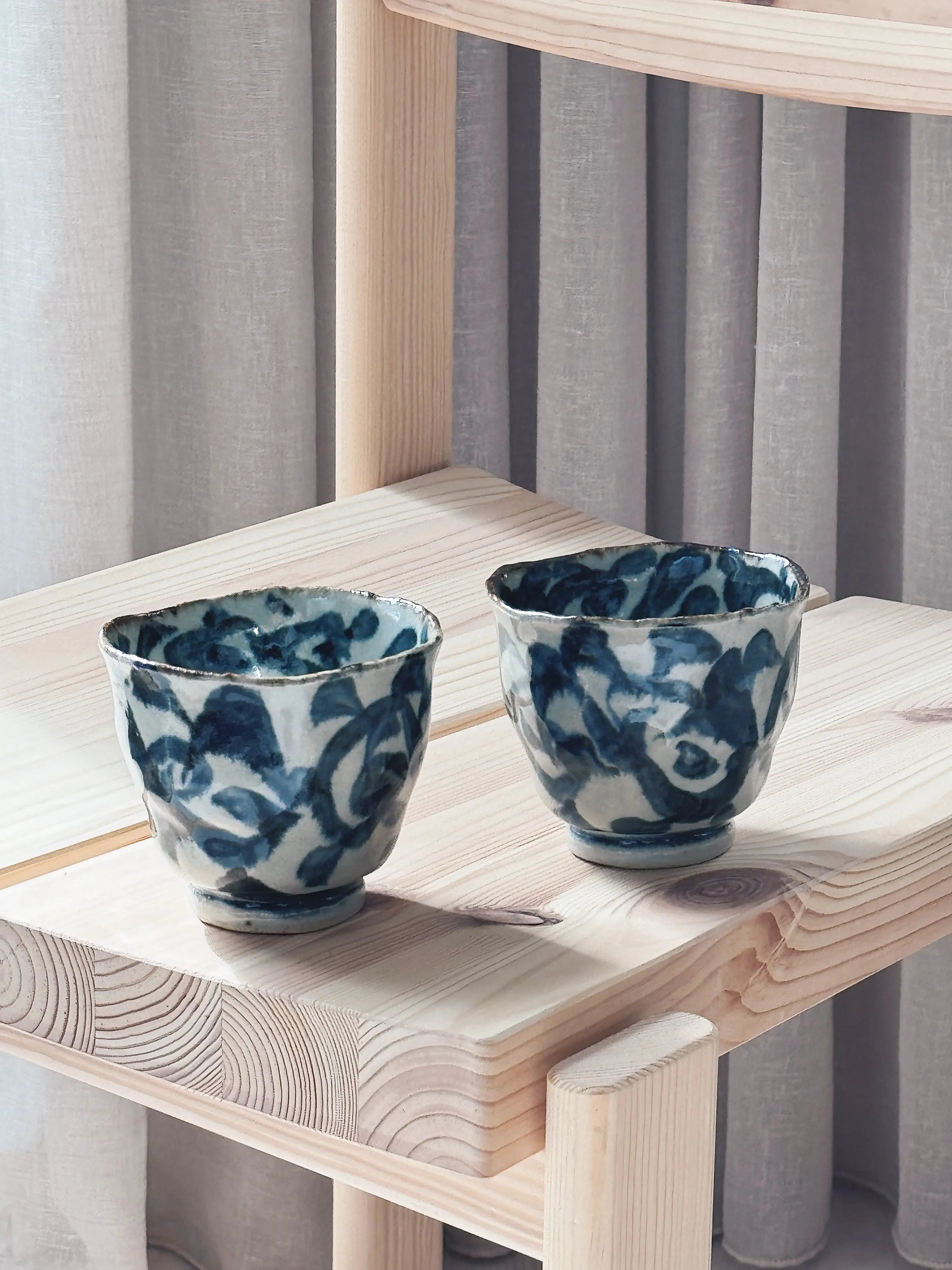 Japansk keramik kop uden hank – hvid med gråblåt mønster og brun kant (250 ml) Studio Hafnia