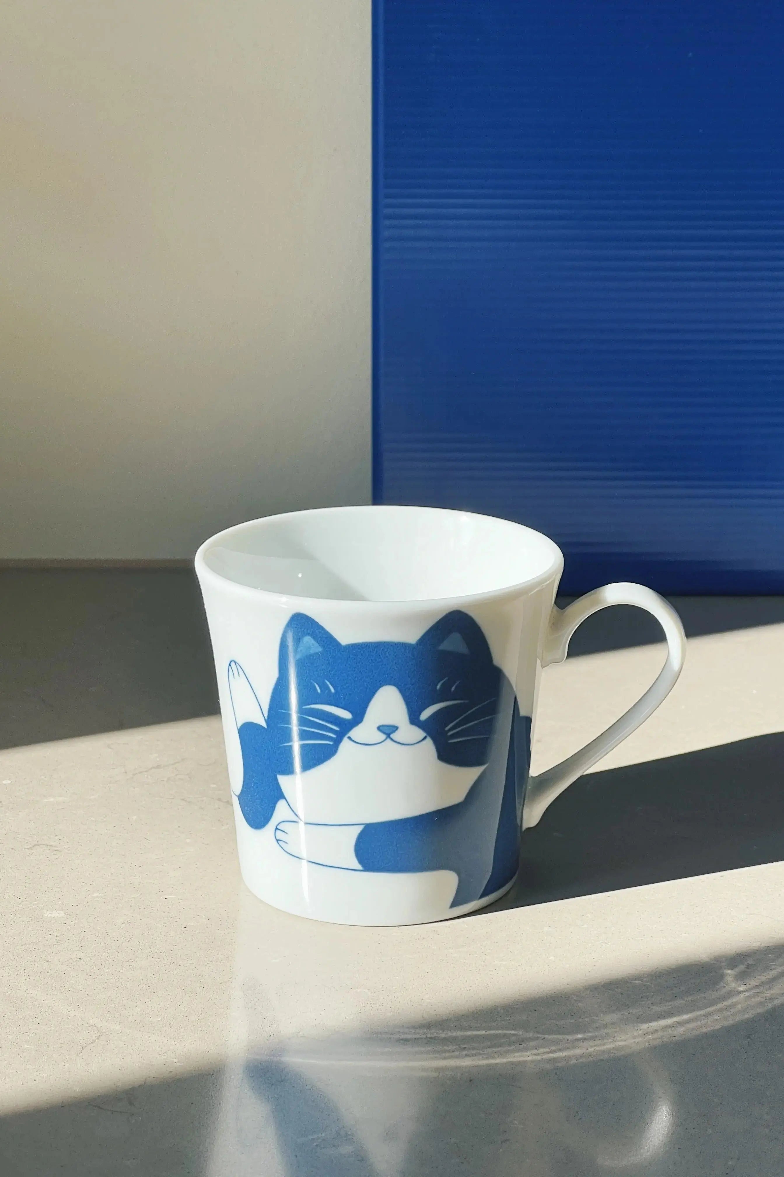 Japansk keramik krus – hvid med blå ‘Fat Cat’ motiv (330 ml) Studio Hafnia