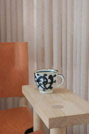 Japanese ceramic mug – white with blue pattern and brown rim (250 ml)
