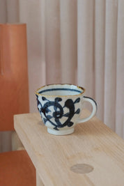 Japanese ceramic mug – white with blue pattern and brown rim (250 ml)
